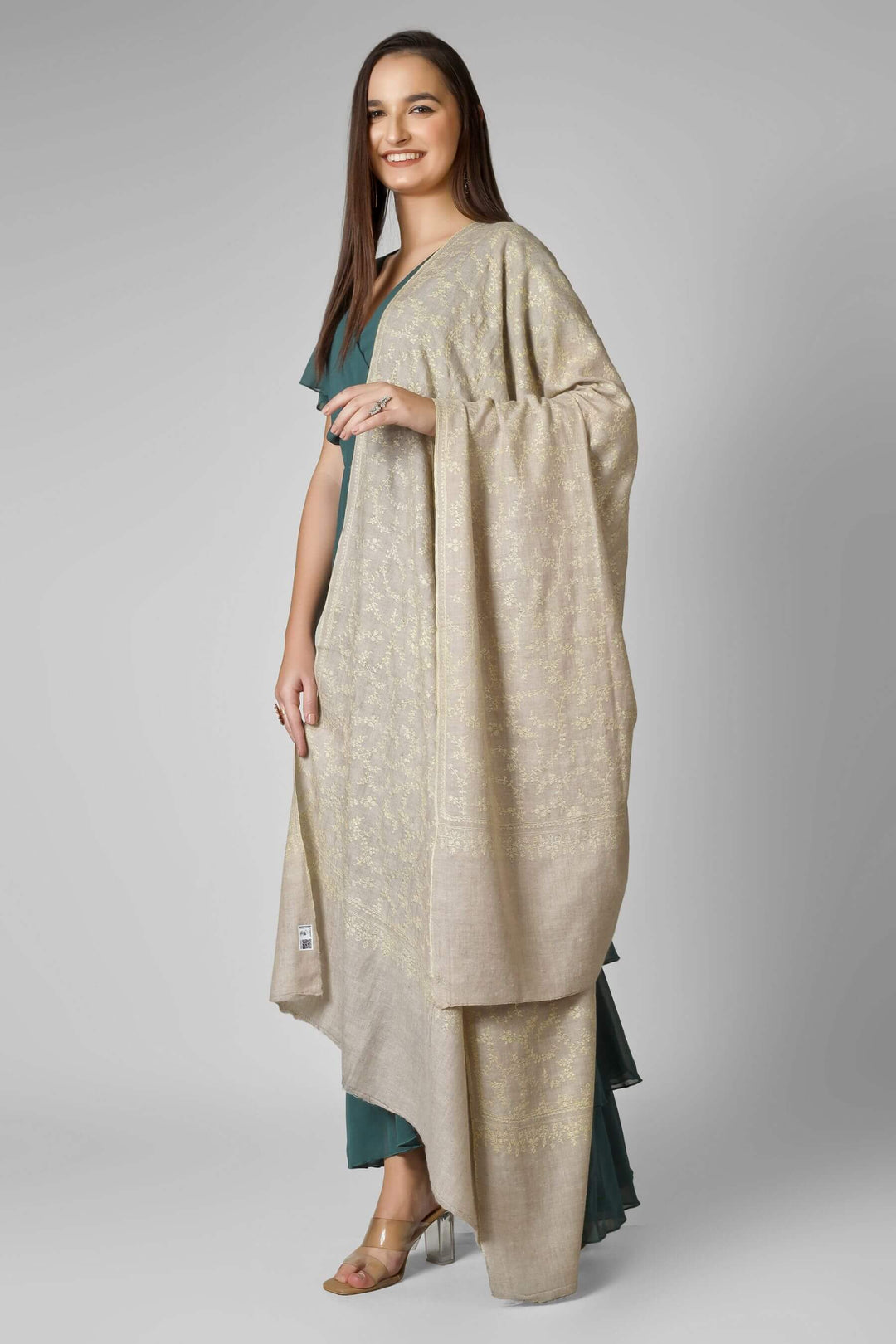 Pashmina shawls in America-
A refined option for admirers of pashmina shawls in America, this GI-certified neutral brings gallery-level Kashmiri craftsmanship