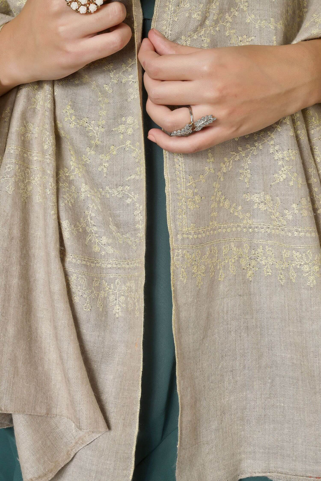 Pashmina shawls in America-
A refined option for admirers of pashmina shawls in America, this GI-certified neutral brings gallery-level Kashmiri craftsmanship