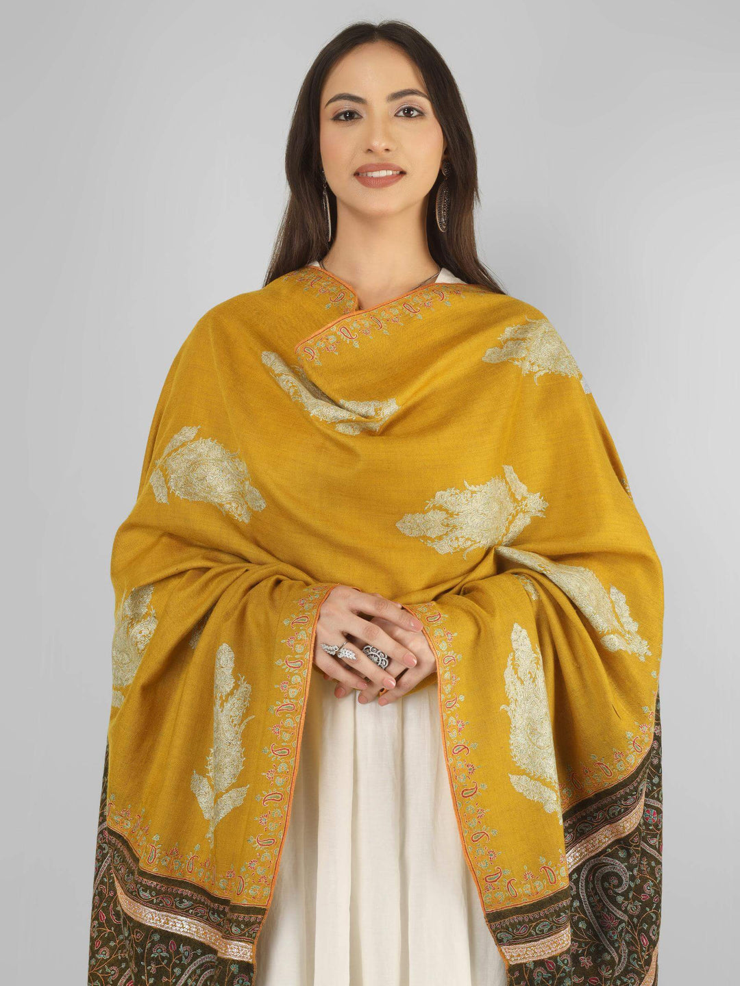 A luxurious option for admirers of pashmina shawls in Italy, this palledaar shawl with big paisley booti detailing brings authentic Kashmiri craftsmanship