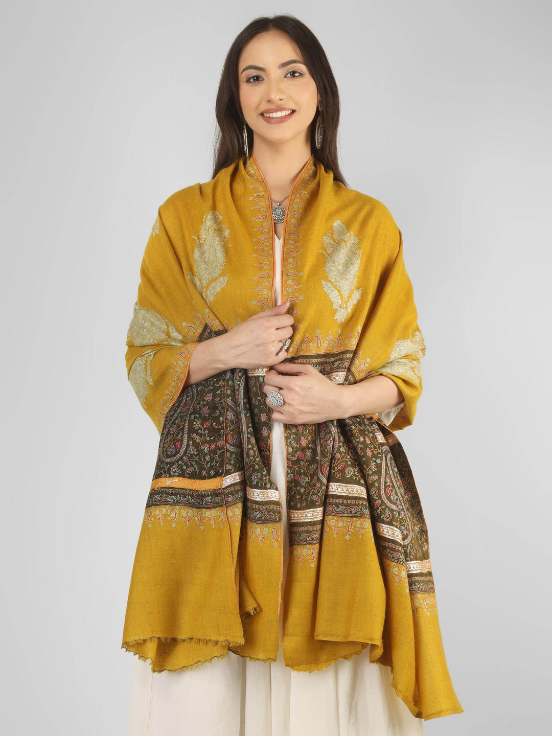 A luxurious option for admirers of pashmina shawls in Italy, this palledaar shawl with big paisley booti detailing brings authentic Kashmiri craftsmanship