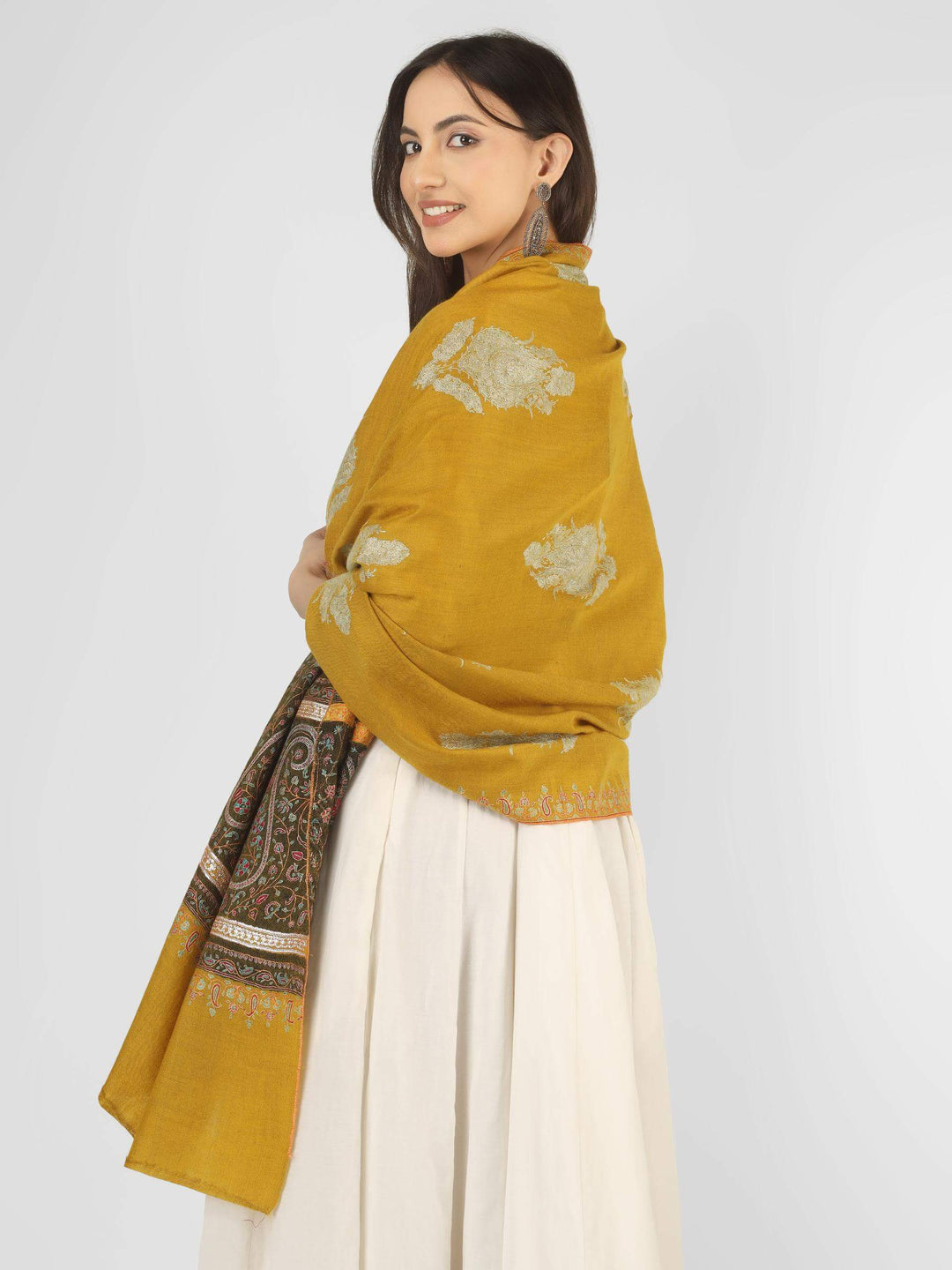 A luxurious option for admirers of pashmina shawls in Italy, this palledaar shawl with big paisley booti detailing brings authentic Kashmiri craftsmanship