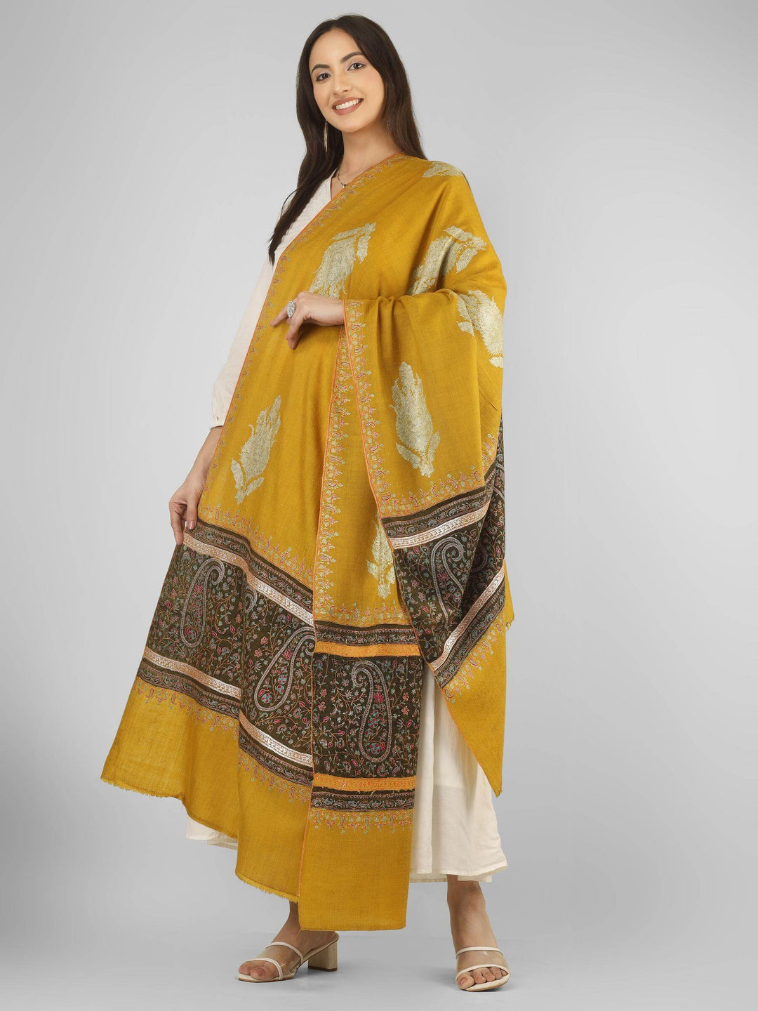 A luxurious option for admirers of pashmina shawls in Italy, this palledaar shawl with big paisley booti detailing brings authentic Kashmiri craftsmanship