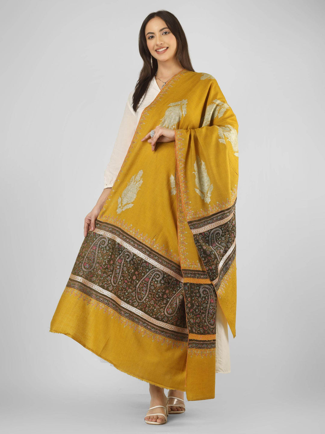 A luxurious option for admirers of pashmina shawls in Italy, this palledaar shawl with big paisley booti detailing brings authentic Kashmiri craftsmanship