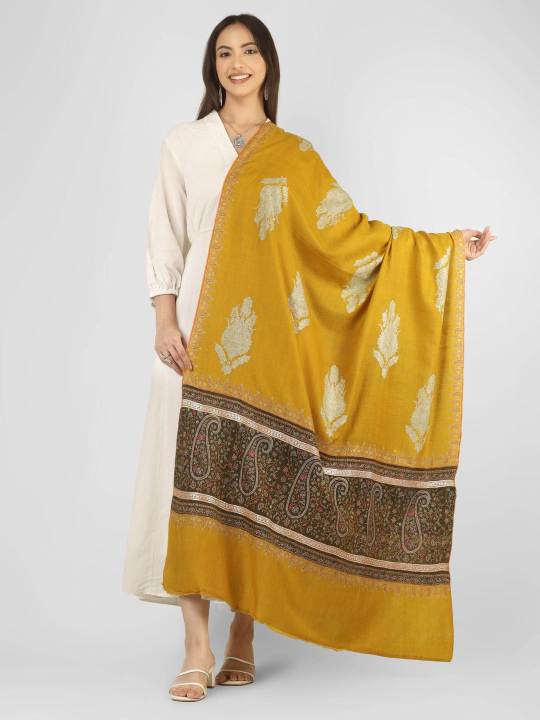 A luxurious option for admirers of pashmina shawls in Italy, this palledaar shawl with big paisley booti detailing brings authentic Kashmiri craftsmanship