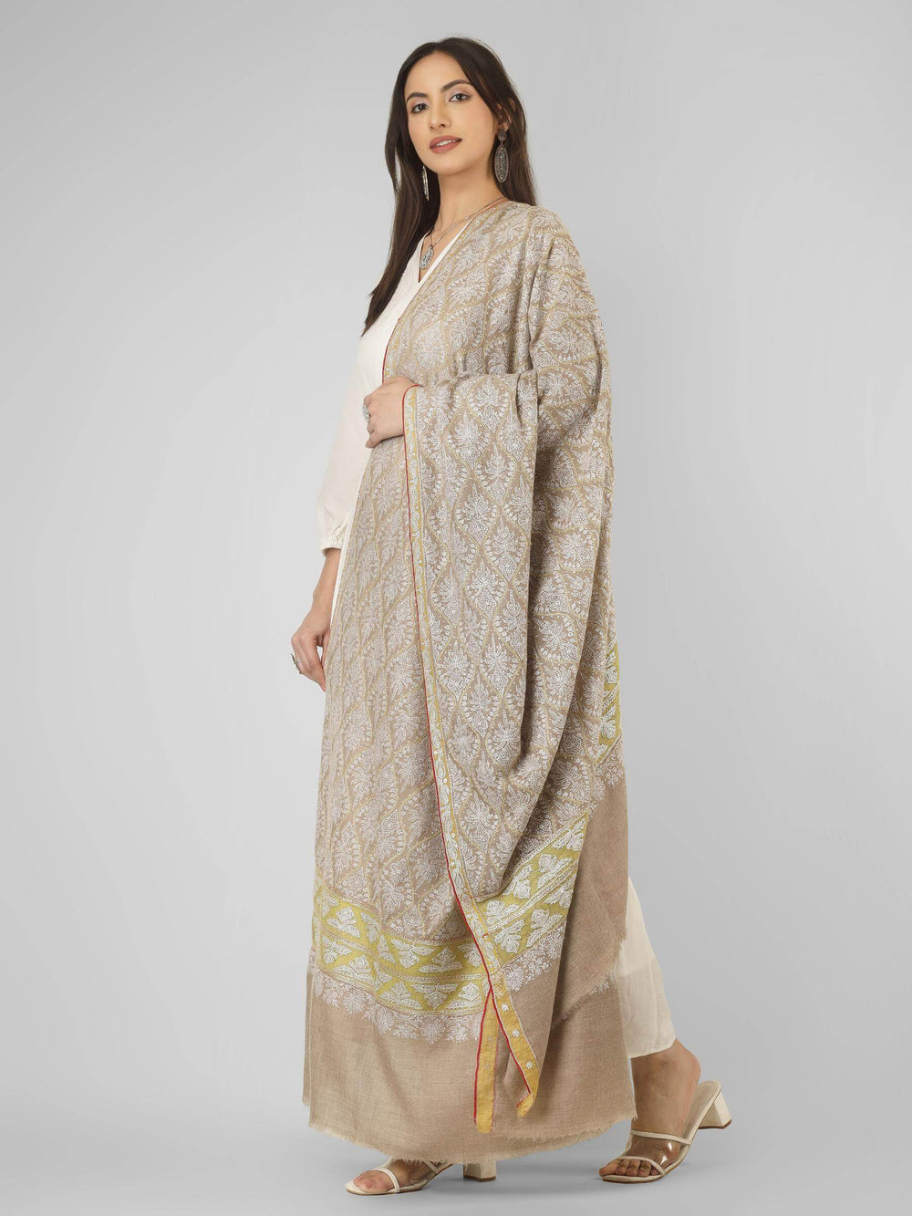 A distinguished choice for admirers of pashmina shawls in New Zealand, this heritage-style jama shawl brings authentic Kashmiri artistry
