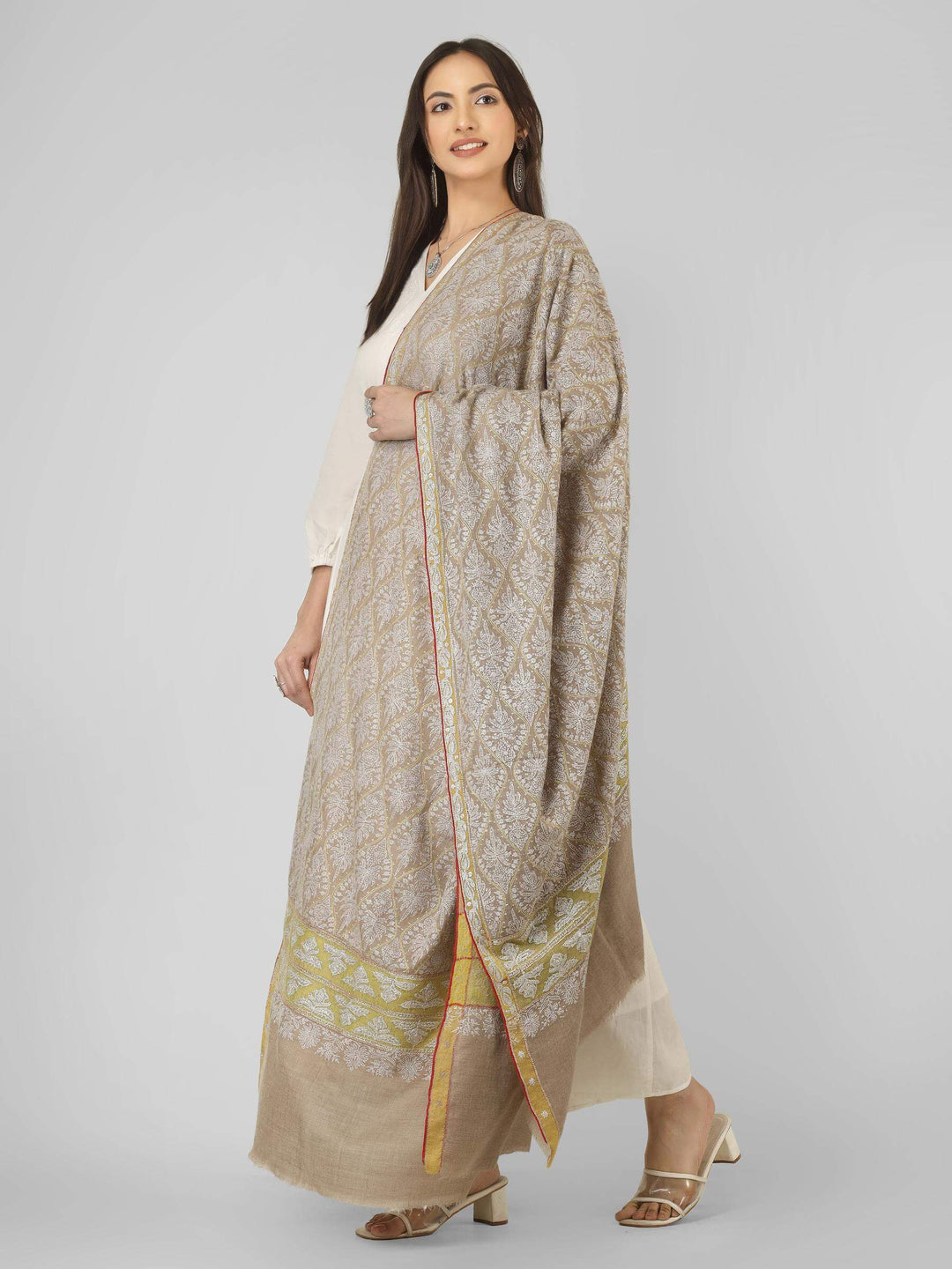 A distinguished choice for admirers of pashmina shawls in New Zealand, this heritage-style jama shawl brings authentic Kashmiri artistry