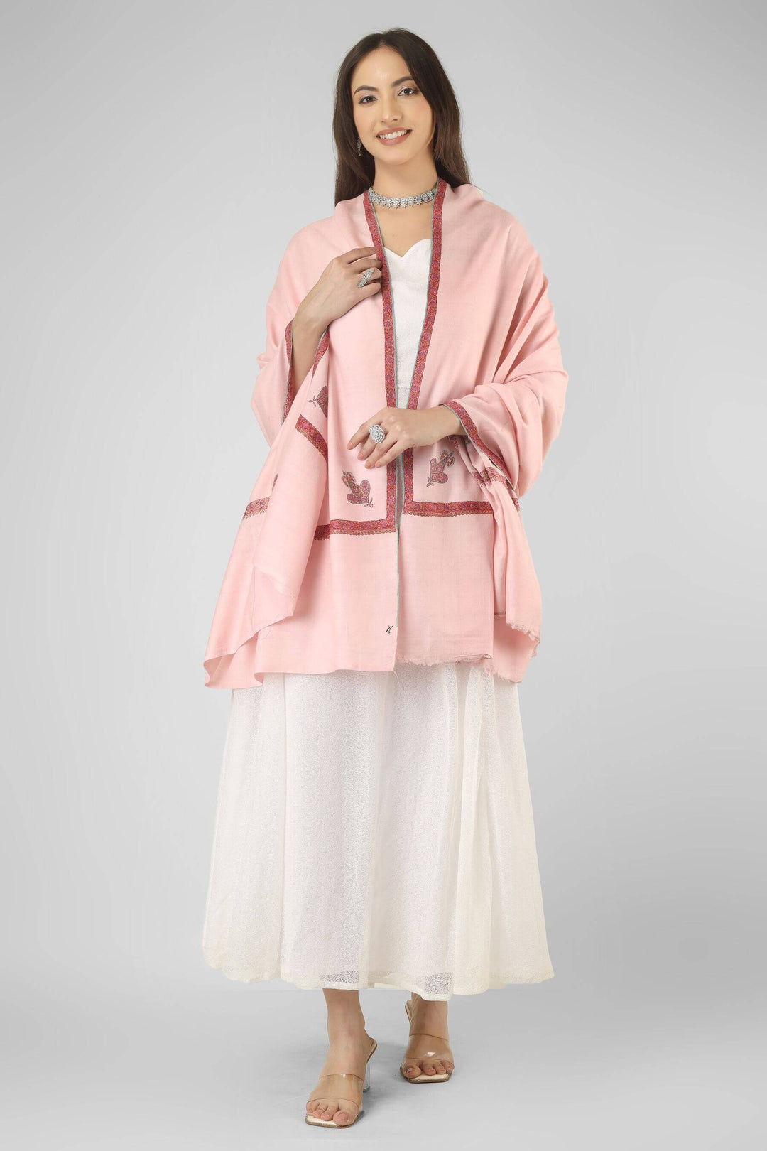 A beautiful choice for admirers of pashmina shawls in Australia, this GI tagged pashmina shawl brings trusted Kashmiri craftsmanship