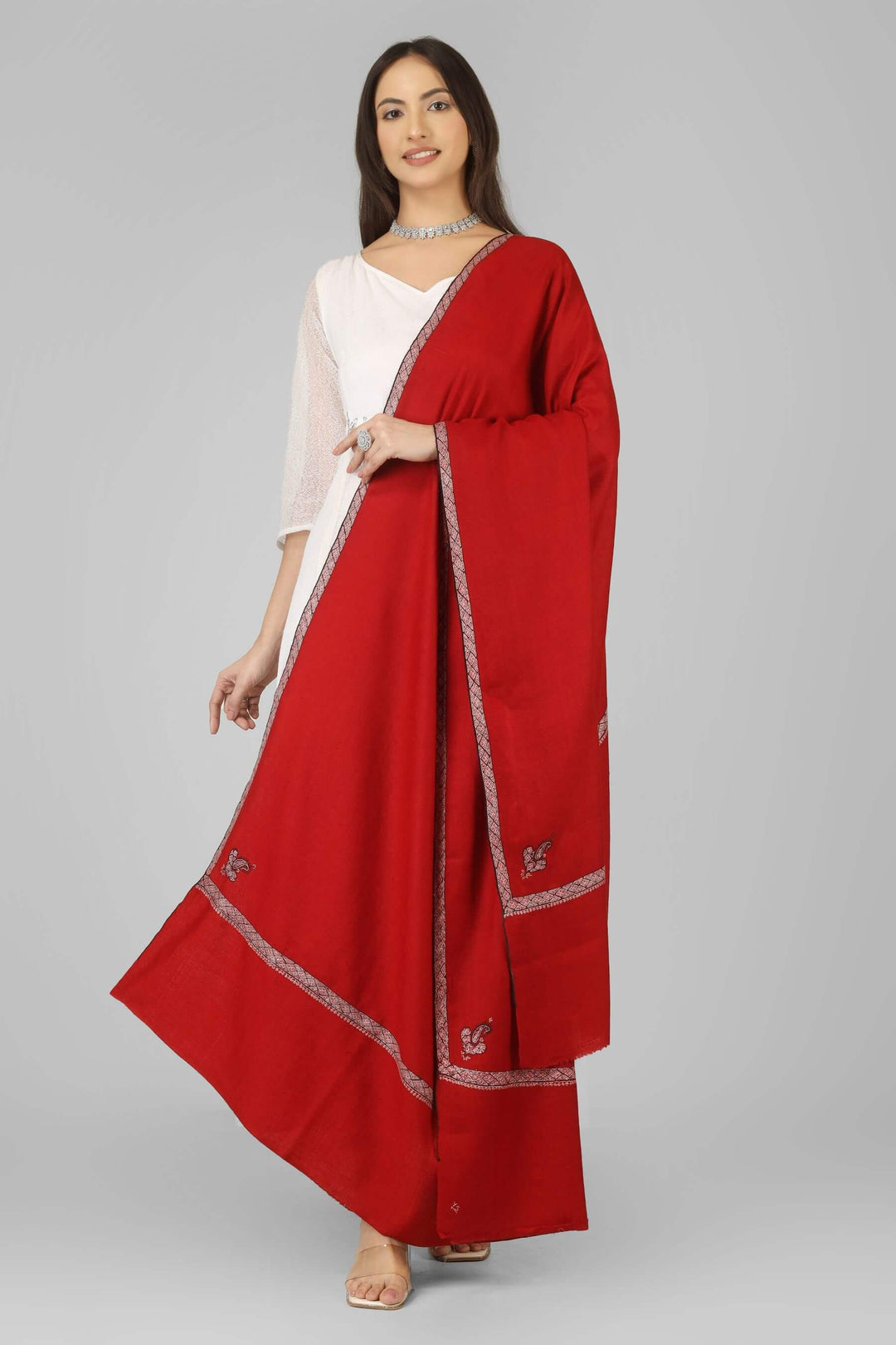 An ideal choice for admirers of pashmina shawls in Canada, this pure, handwoven wrap delivers authentic Kashmiri craftsmanship
