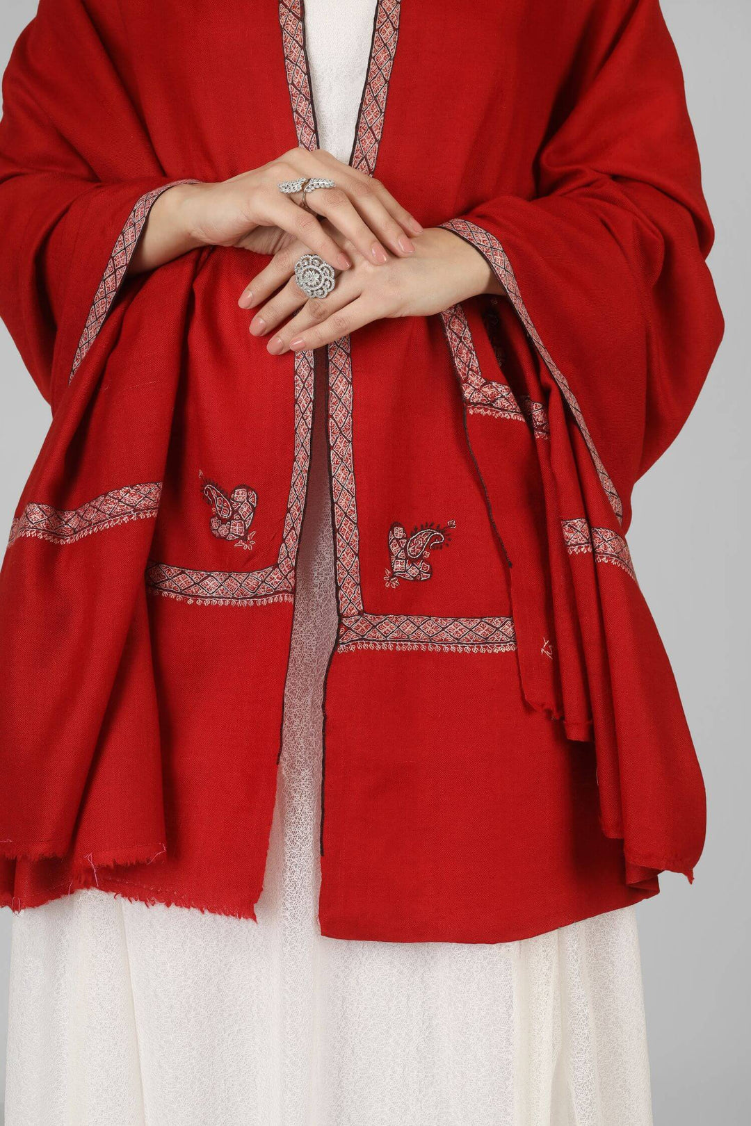 An ideal choice for admirers of pashmina shawls in Canada, this pure, handwoven wrap delivers authentic Kashmiri craftsmanship