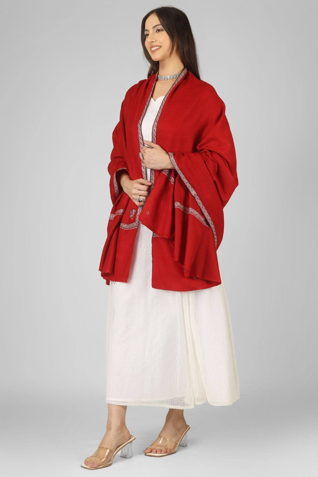 An ideal choice for admirers of pashmina shawls in Canada, this pure, handwoven wrap delivers authentic Kashmiri craftsmanship