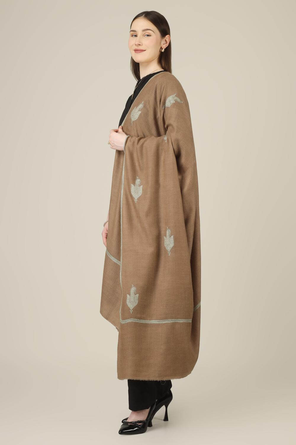 authentic bootidaar pashmina shawls online, this piece combines heritage craftsmanship, soft warmth, and understated elegance in one classic drape.