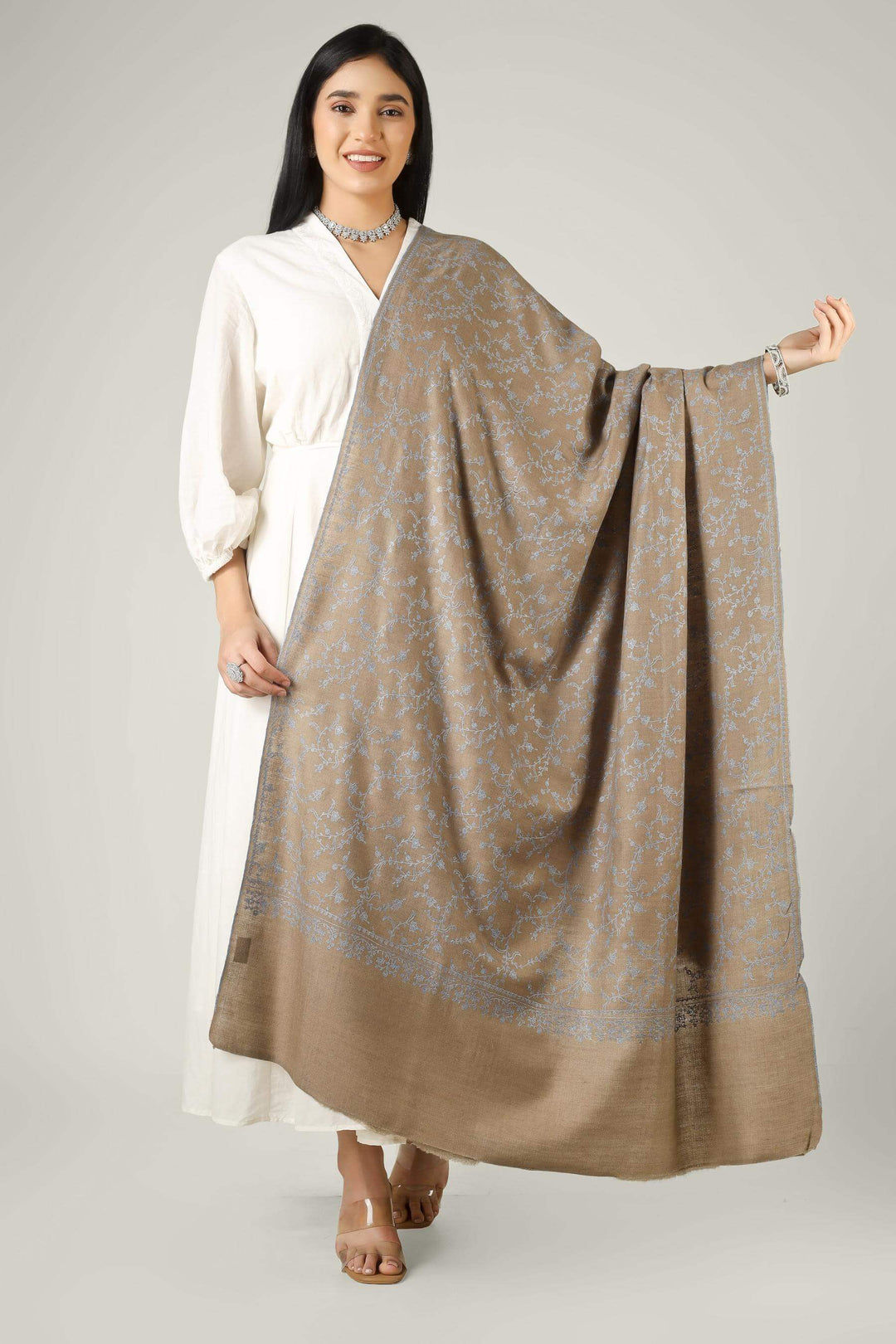 Designed for connoisseurs of luxury pashmina shawls across the USA, Canada, UK, Europe and the Middle East, this natural colour GI pashmina jaldaar shawl adds timeless Kashmiri elegance to refined wardrobes around the world