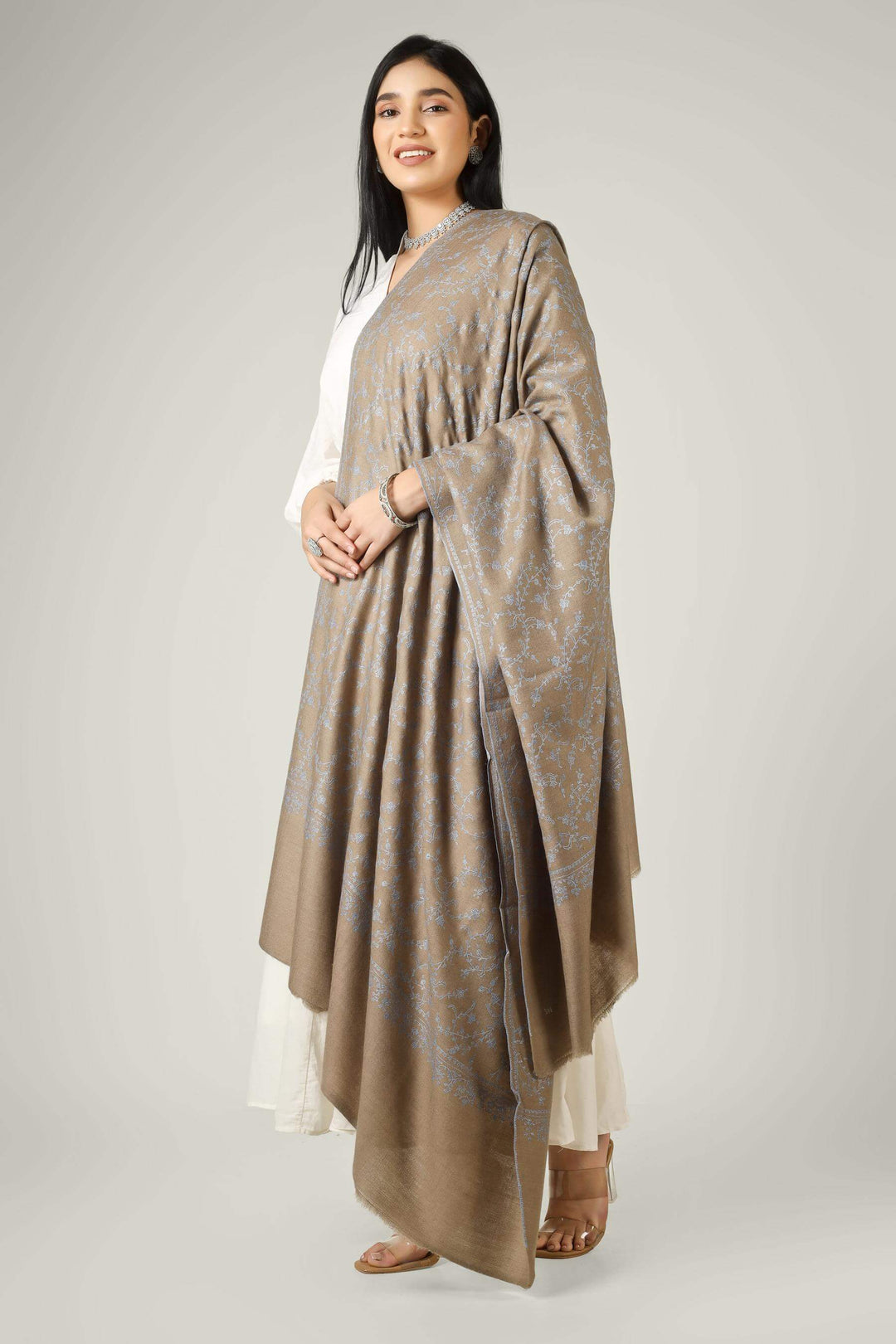 Designed for connoisseurs of luxury pashmina shawls across the USA, Canada, UK, Europe and the Middle East, this natural colour GI pashmina jaldaar shawl adds timeless Kashmiri elegance to refined wardrobes around the world