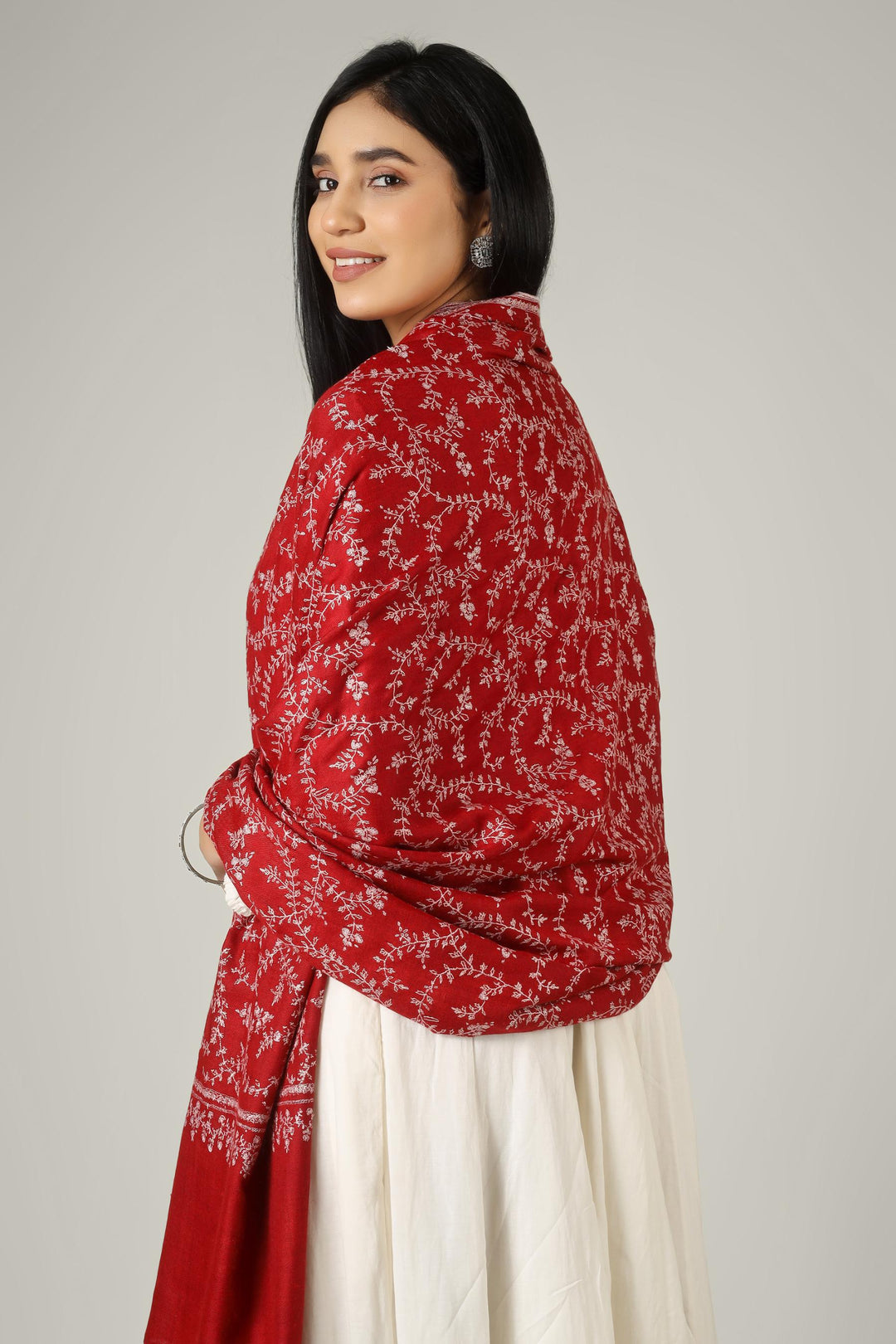 Perfect for admirers of luxury pashmina shawls across the USA, Canada, UK, Europe and the Middle East, this red jaldaar GI pashmina shawl brings authentic Kashmiri elegance to wardrobes worldwide
