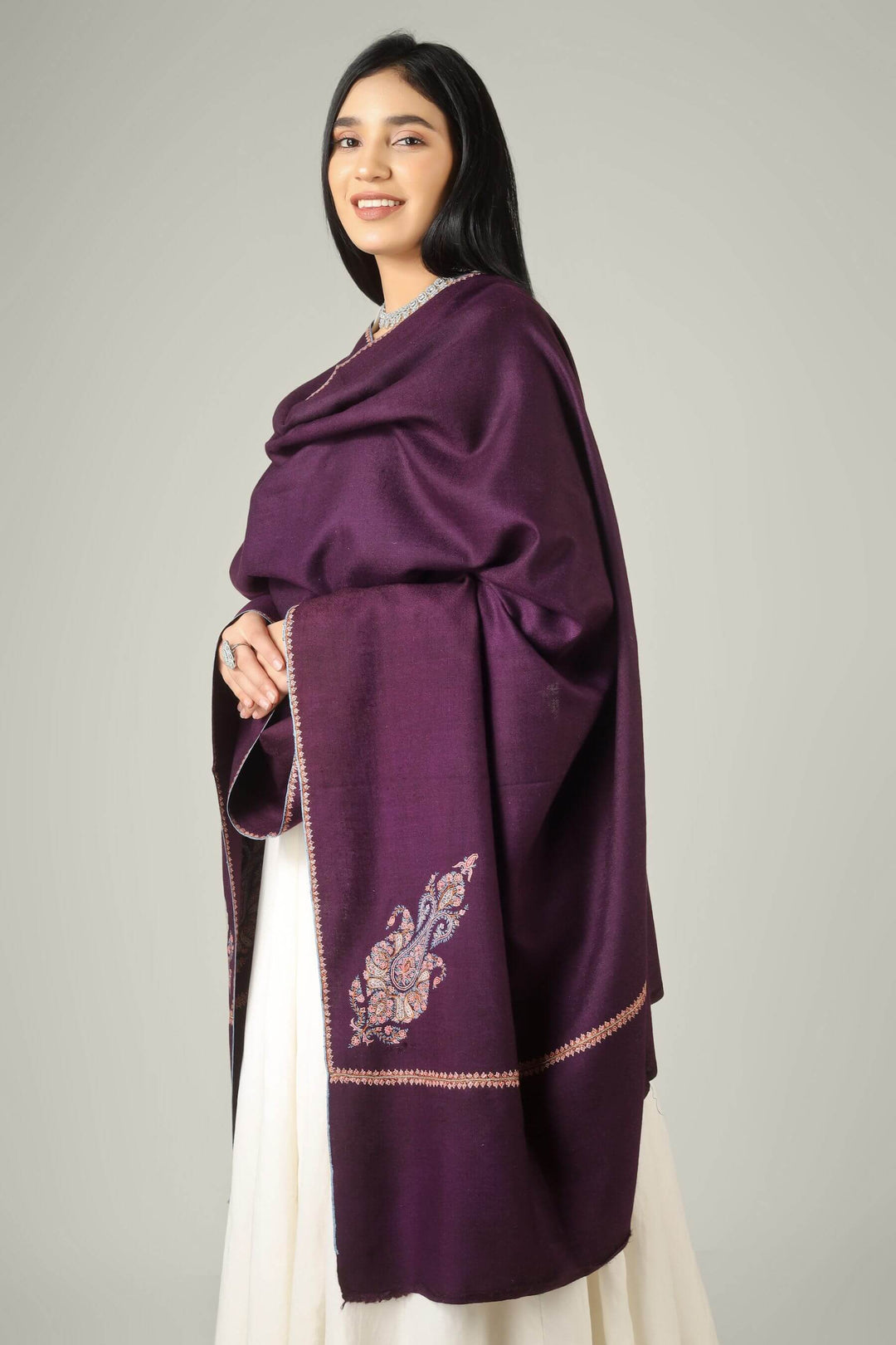 Perfect for admirers of luxury pashmina shawls across the USA, Canada, UK, Europe and the Middle East, this wine purple paisley pashmina shawl brings authentic Kashmiri elegance to wardrobes worldwide.