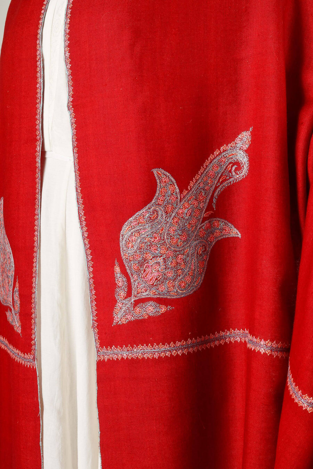 An elegant option for admirers of pashmina shawls in Japan, this handcrafted wrap brings authentic Kashmiri craftsmanship and feminine colour into refined, global wardrobes