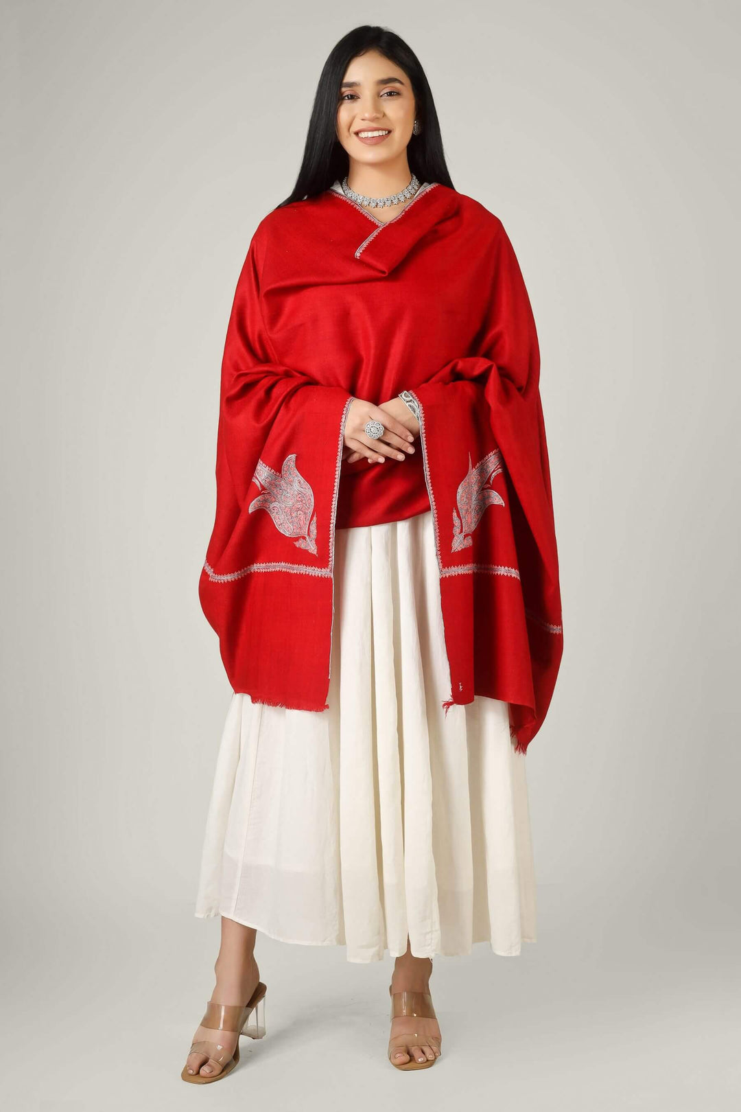 An elegant option for admirers of pashmina shawls in Japan, this handcrafted wrap brings authentic Kashmiri craftsmanship and feminine colour into refined, global wardrobes