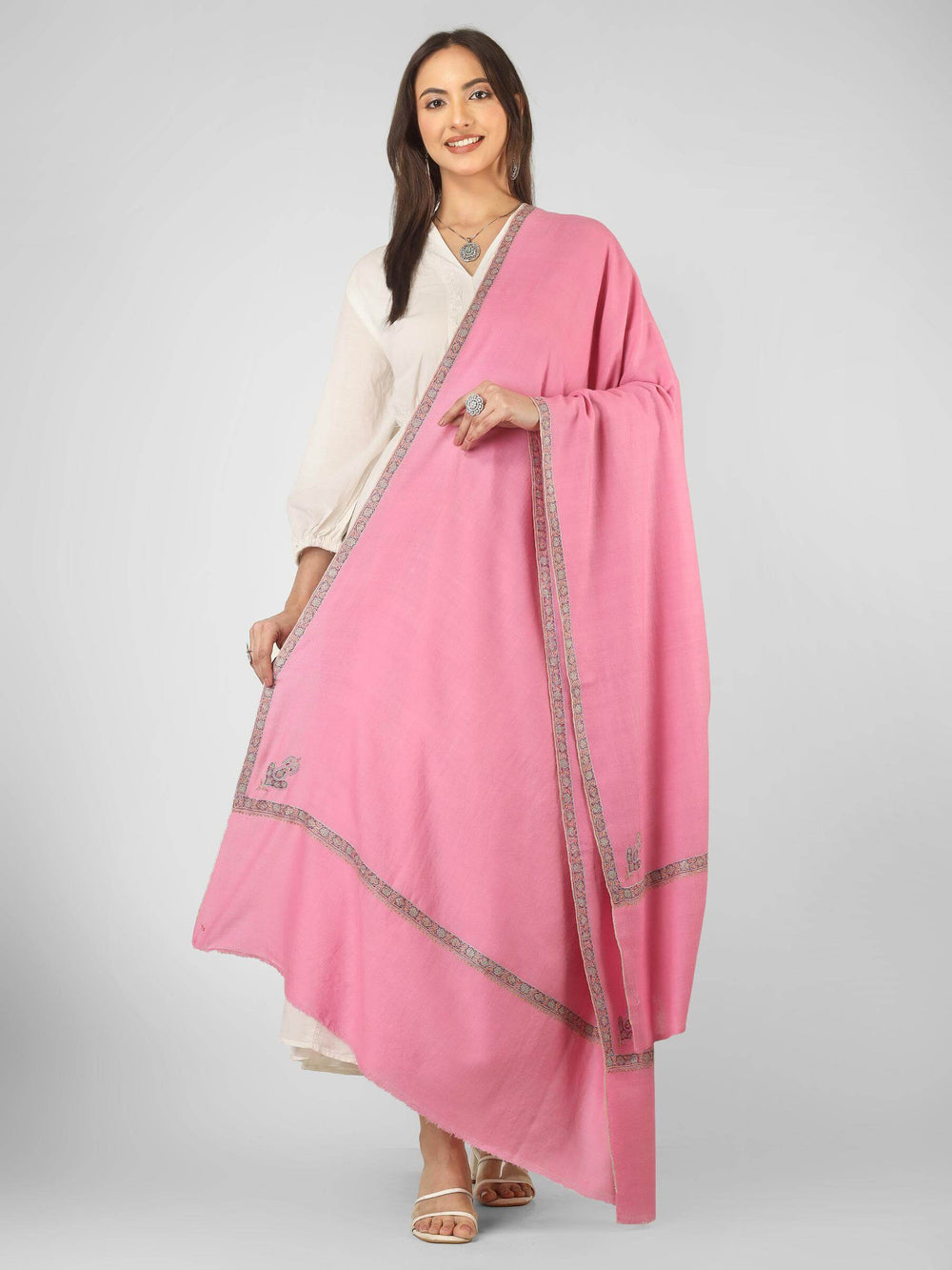 An elegant option for admirers of pashmina shawls in Japan, this handcrafted wrap brings authentic Kashmiri craftsmanship and feminine colour into refined, global wardrobes