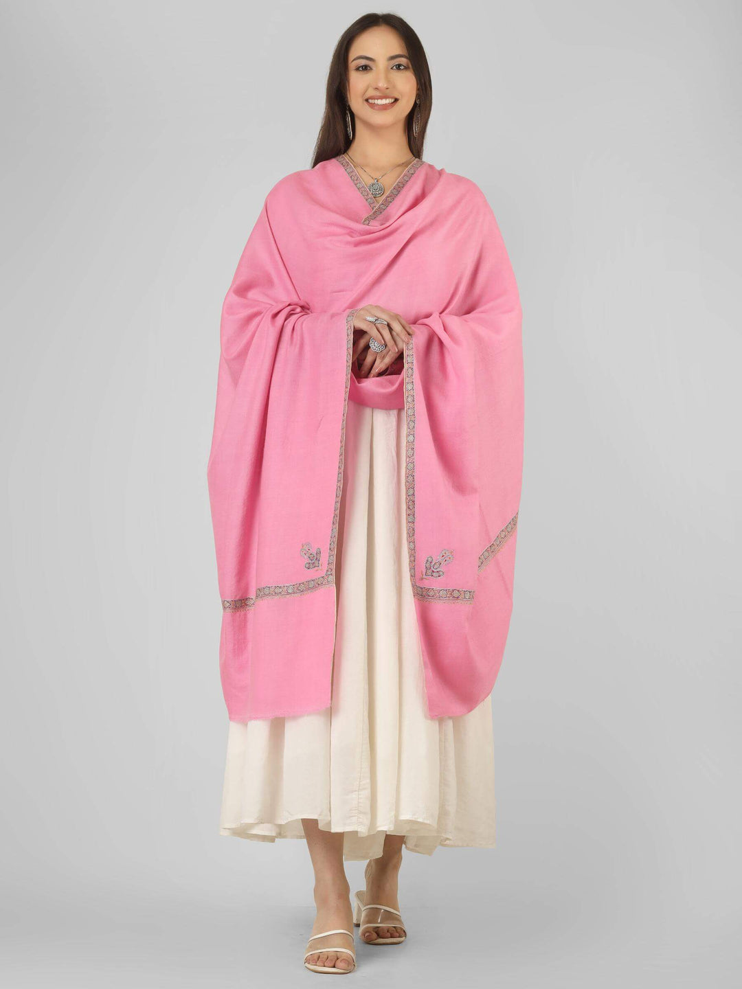 An elegant option for admirers of pashmina shawls in Japan, this handcrafted wrap brings authentic Kashmiri craftsmanship and feminine colour into refined, global wardrobes
