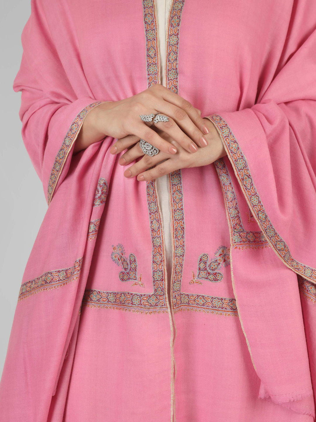 An elegant option for admirers of pashmina shawls in Japan, this handcrafted wrap brings authentic Kashmiri craftsmanship and feminine colour into refined, global wardrobes