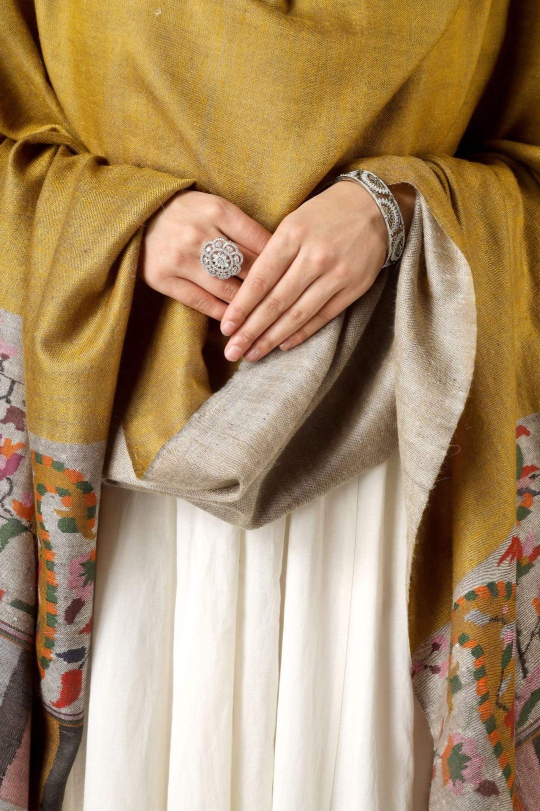 Ideal for global admirers searching for “Kani pashmina shawl,” “Kashmiri Kani shawl online,” or “pure pashmina shawls from Kashmir,” this reversible Kani palla shawl positions Kepra as a trusted destination for premium pashmina.