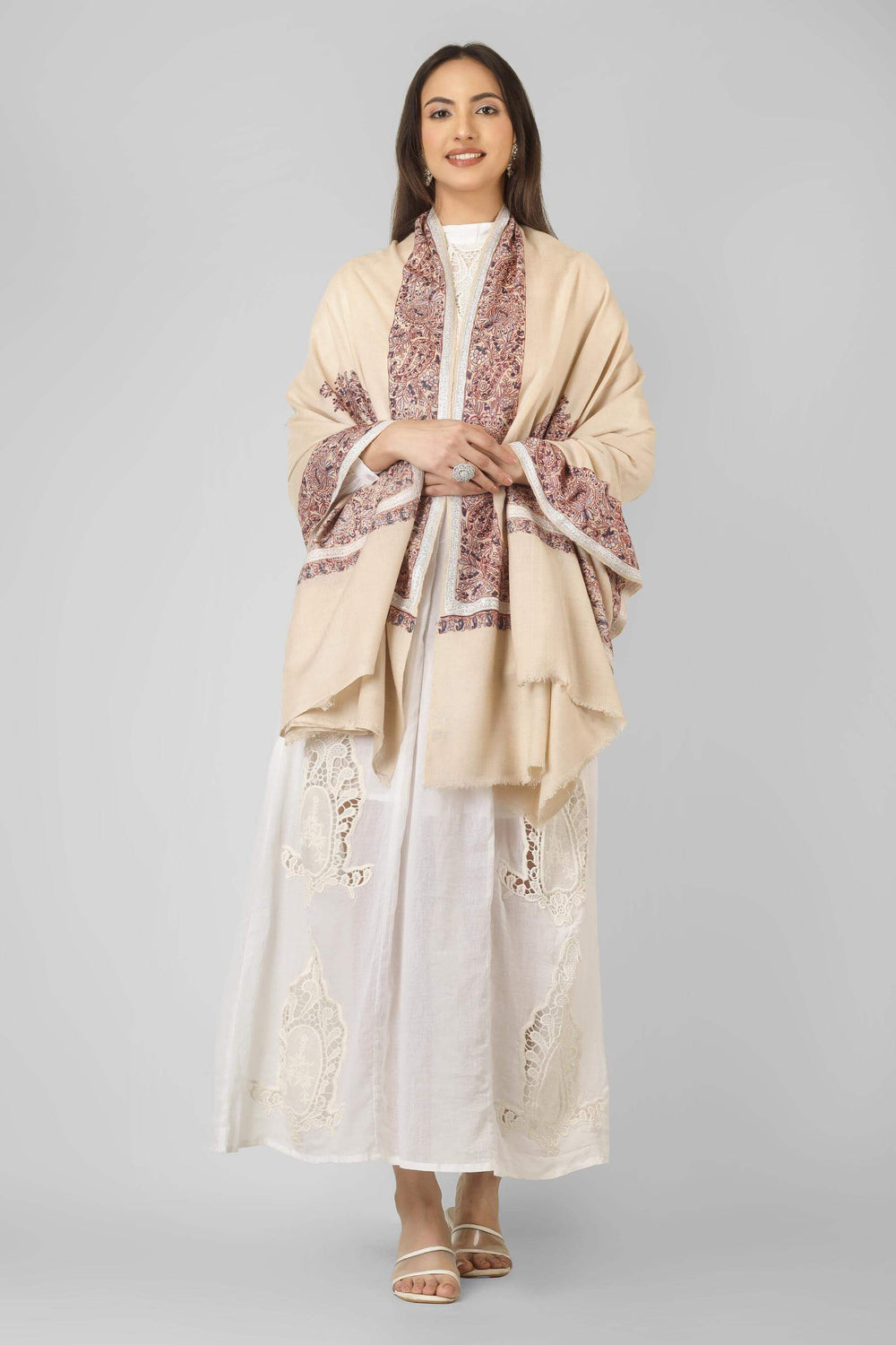 A graceful option for admirers of pashmina shawls in Spain, this handcrafted border shawl brings authentic Kashmiri craftsmanship