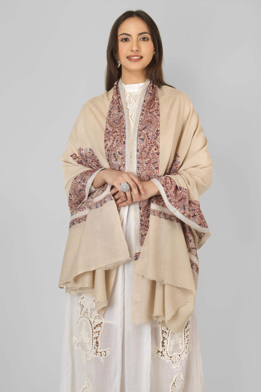 A graceful option for admirers of pashmina shawls in Spain, this handcrafted border shawl brings authentic Kashmiri craftsmanship