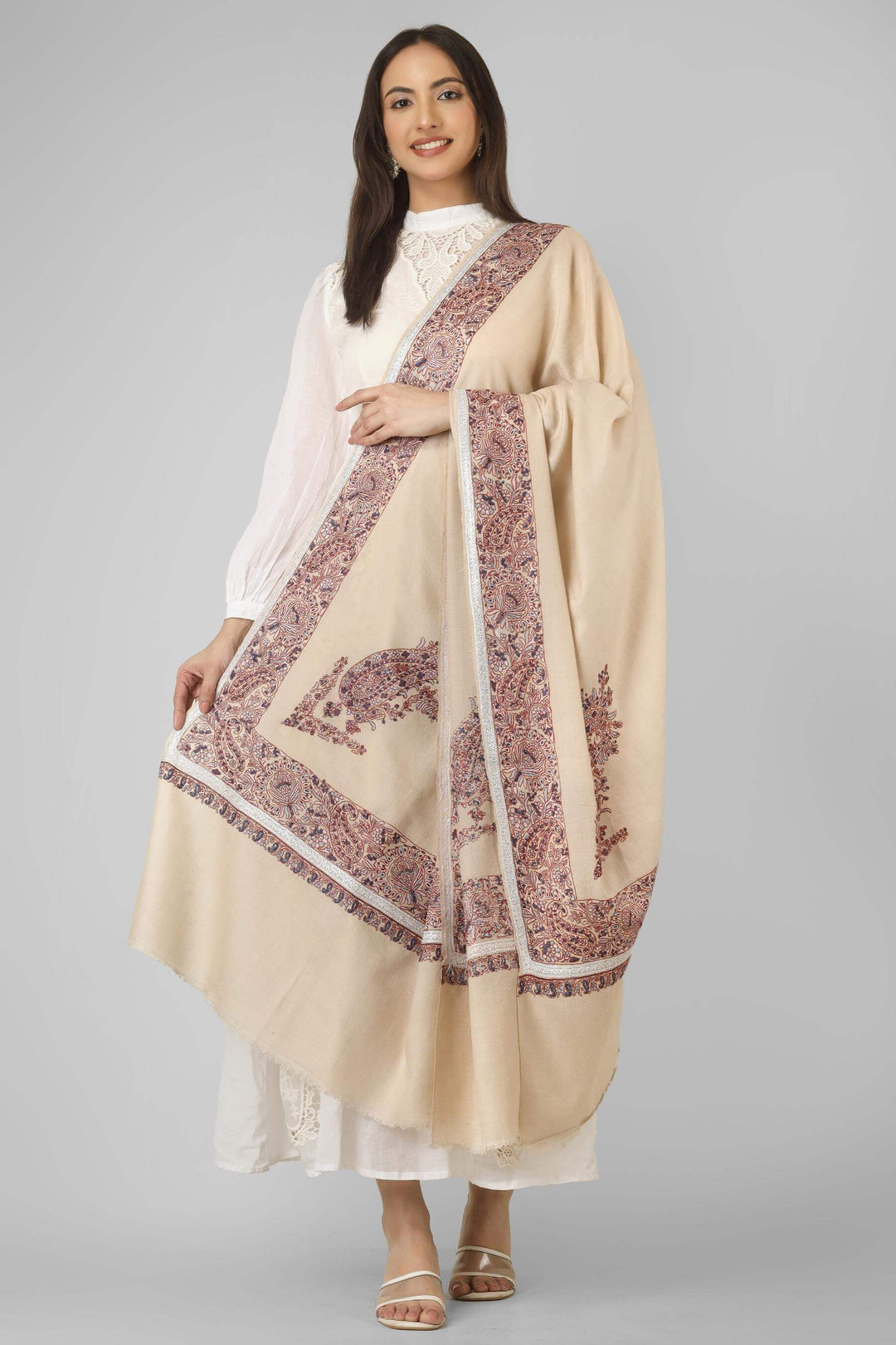 A graceful option for admirers of pashmina shawls in Spain, this handcrafted border shawl brings authentic Kashmiri craftsmanship