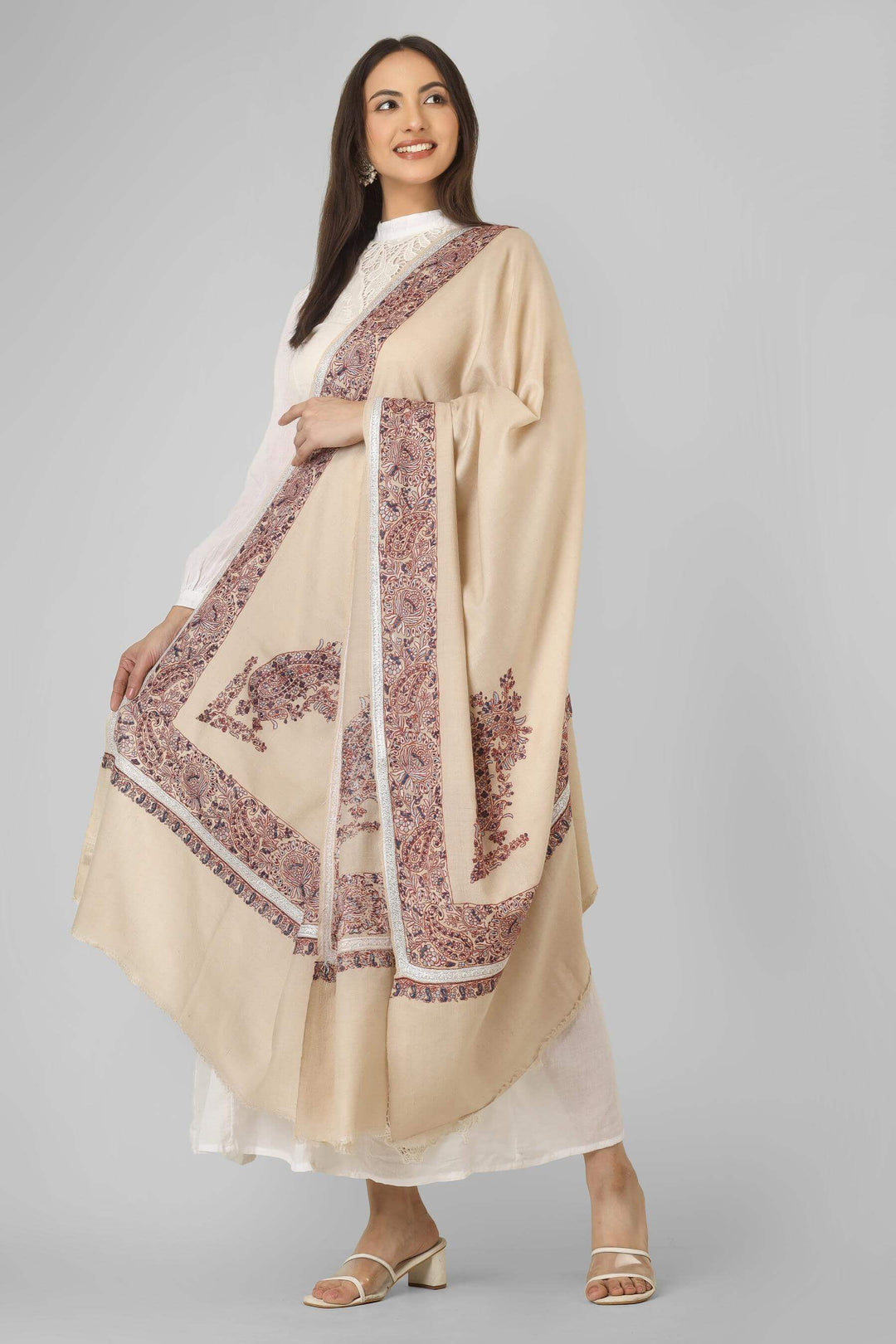 A graceful option for admirers of pashmina shawls in Spain, this handcrafted border shawl brings authentic Kashmiri craftsmanship