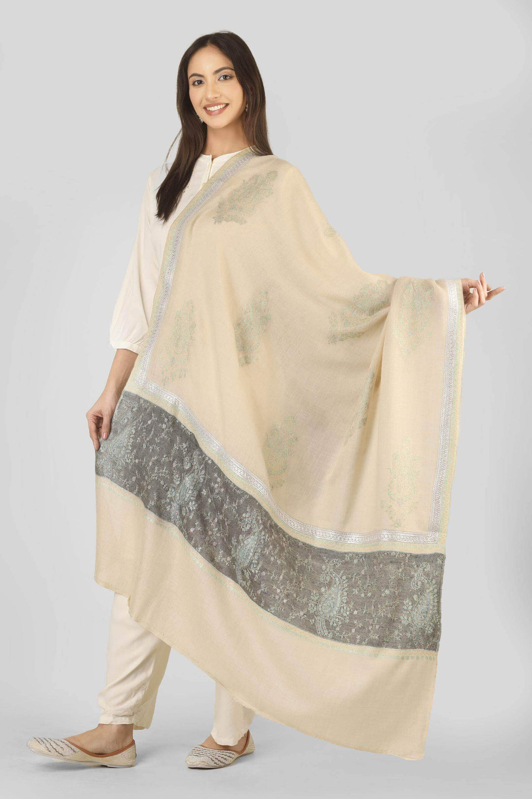 Pashmina shawls in Japan- An understated option for admirers of pashmina shawls in Japan, this handcrafted palledaar shawl brings authentic Kashmiri craftsmanship