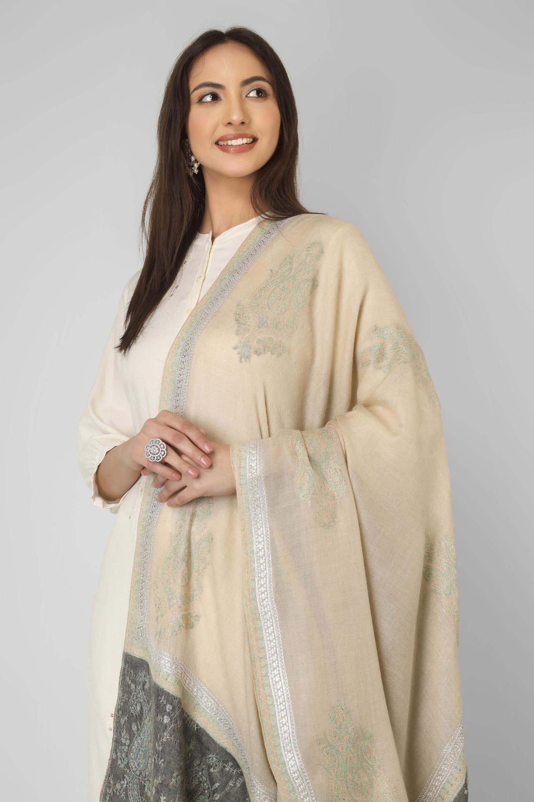 Pashmina shawls in Japan- An understated option for admirers of pashmina shawls in Japan, this handcrafted palledaar shawl brings authentic Kashmiri craftsmanship