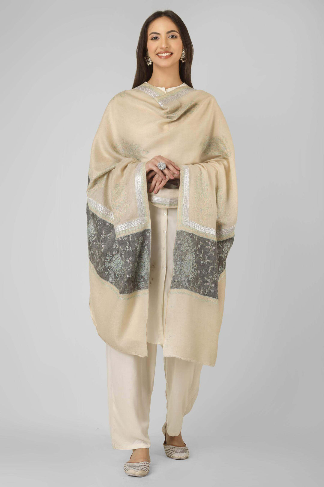 Pashmina shawls in Japan- An understated option for admirers of pashmina shawls in Japan, this handcrafted palledaar shawl brings authentic Kashmiri craftsmanship