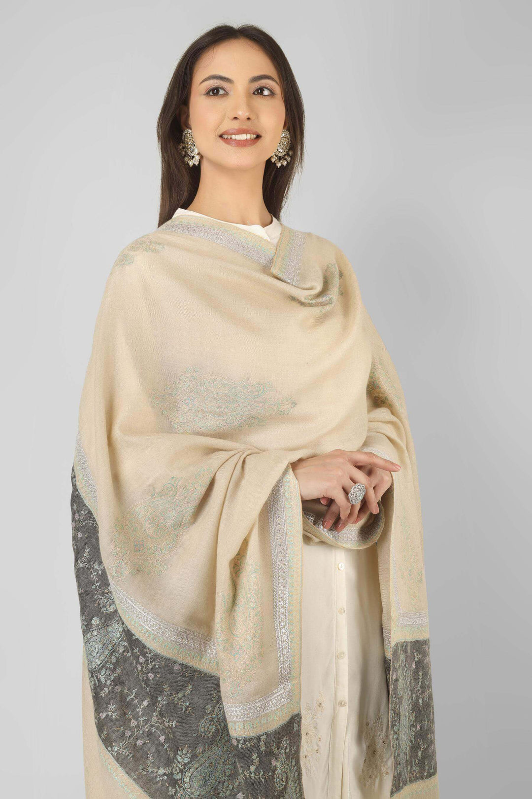 Pashmina shawls in Japan- An understated option for admirers of pashmina shawls in Japan, this handcrafted palledaar shawl brings authentic Kashmiri craftsmanship