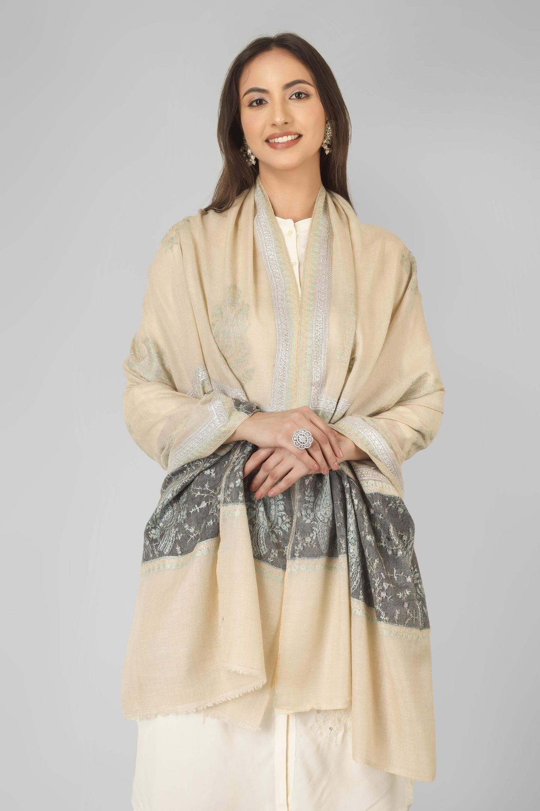 Pashmina shawls in Japan- An understated option for admirers of pashmina shawls in Japan, this handcrafted palledaar shawl brings authentic Kashmiri craftsmanship
