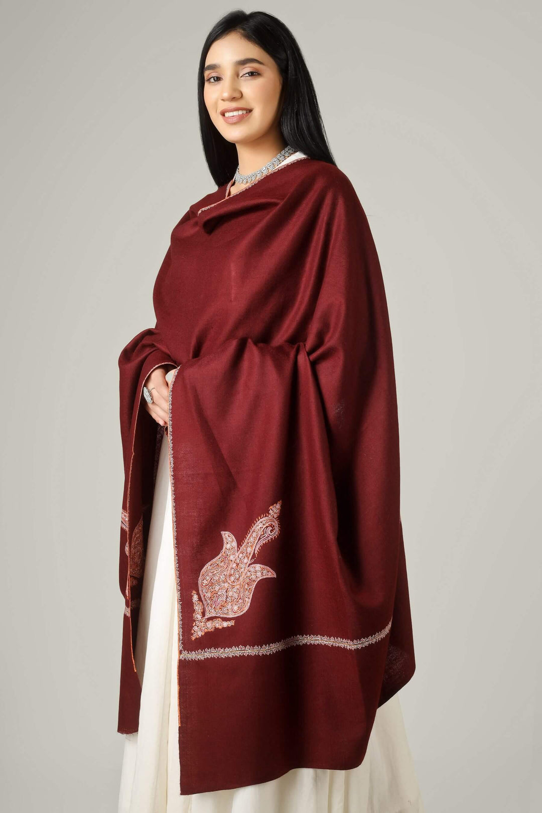 Perfect for admirers of luxury pashmina shawls across the USA, Canada, UK, Europe and the Middle East, this maroon sozni  pashmina shawl brings authentic Kashmiri sophistication to wardrobes worldwide.
