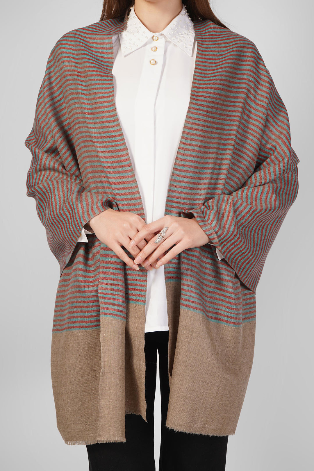 Classic Striped Pashmina Stoles Online – Handwoven Minimalist Luxury
Bring understated sophistication to your wardrobe with this artisan pashmina stole, handloomed in Kashmir from ultra-soft, pure pashmina wool