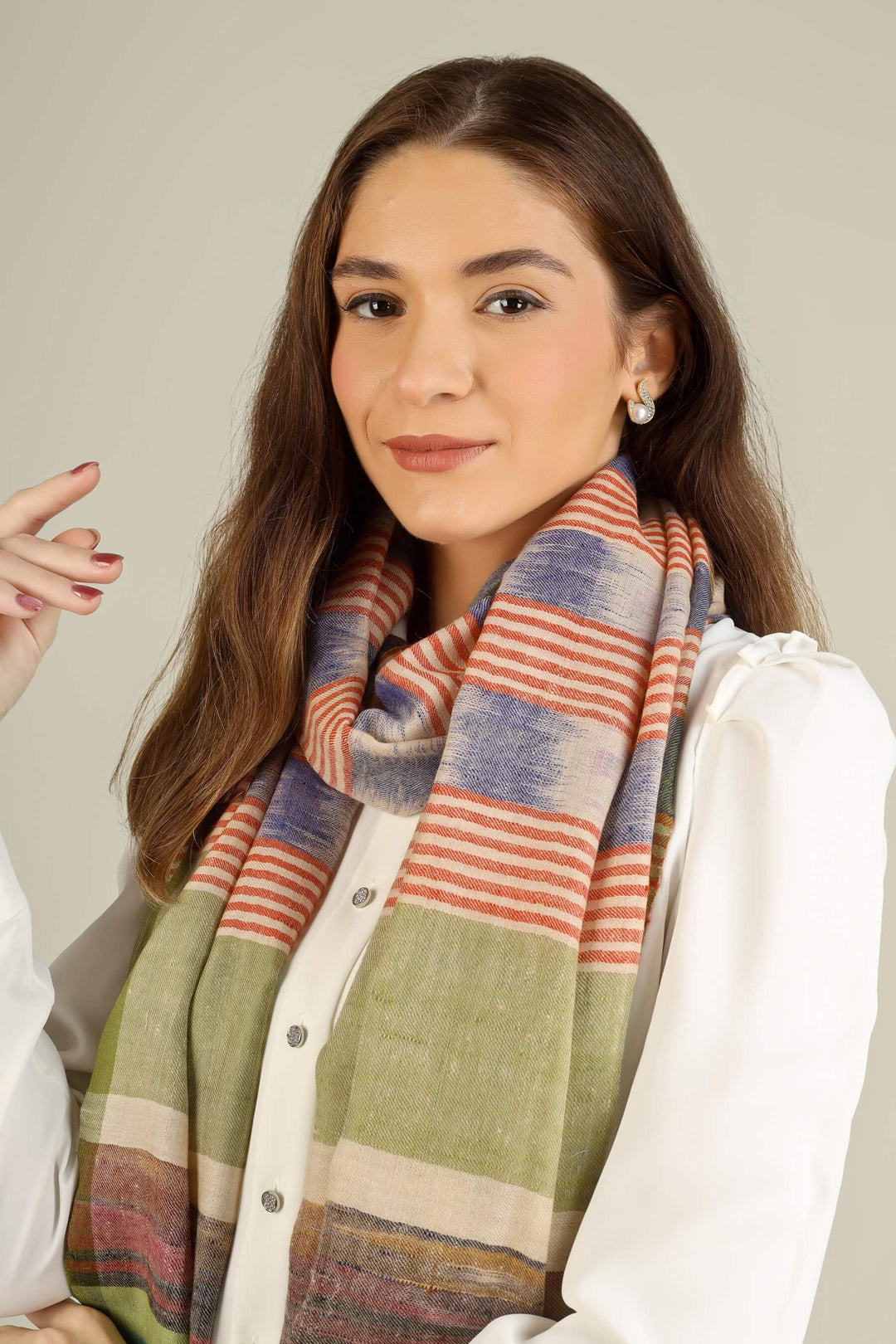 Spun from fine Kashmiri cashmere pashmina, this stole feels featherlight on the shoulders yet offers gentle warmth for travel, evenings out, and long workdays.