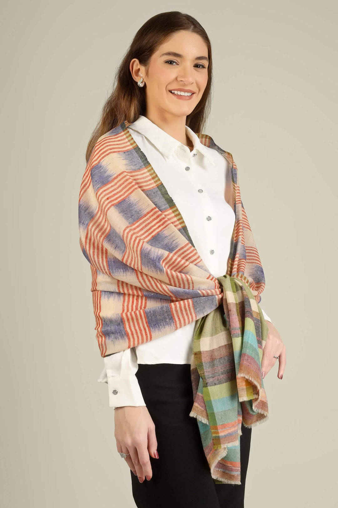 Spun from fine Kashmiri cashmere pashmina, this stole feels featherlight on the shoulders yet offers gentle warmth for travel, evenings out, and long workdays.