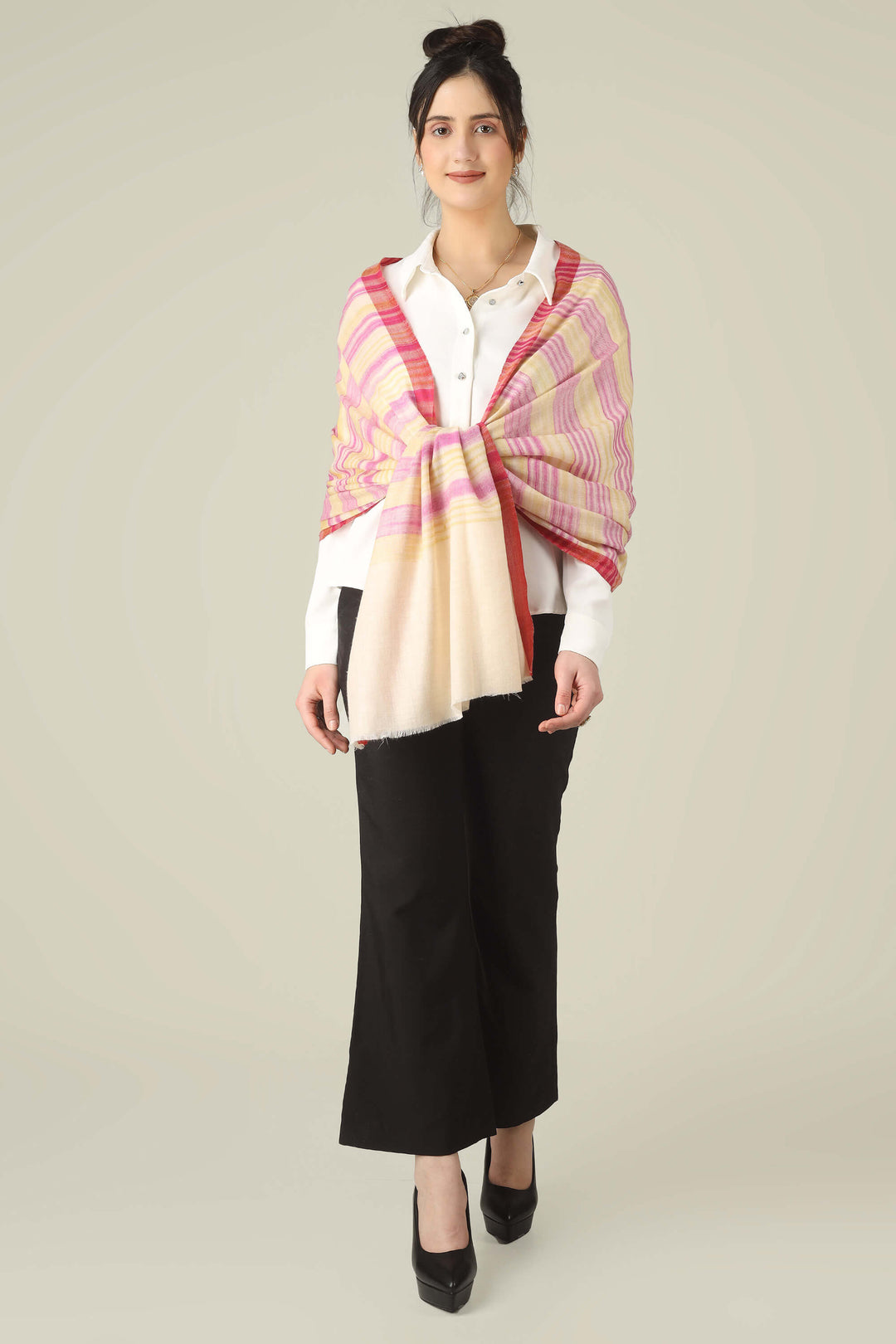 Style it over shirts, dresses, or eveningwear when you want the ease of shopping pashmina online and the polish of a Paris-worthy wardrobe essential.