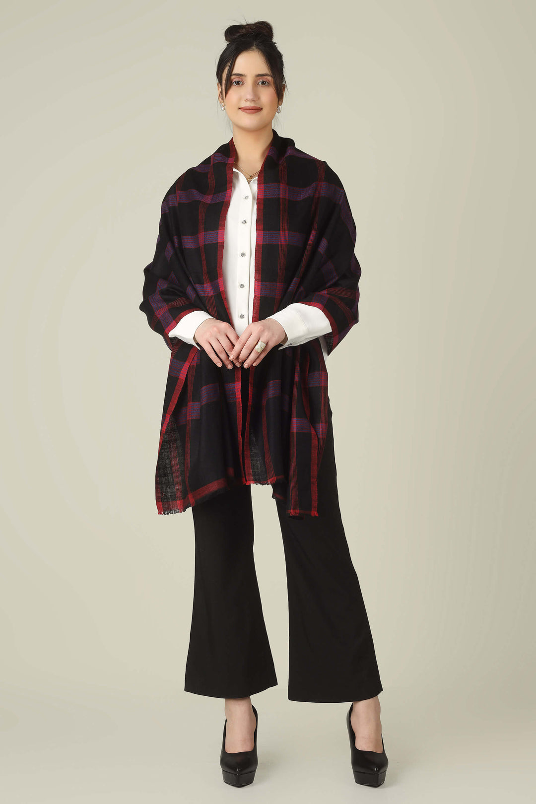 When you shop pashmina online, always look for clear fibre details, origin from Kashmir, and close-up images of the weave and fringes—just like this black check stole