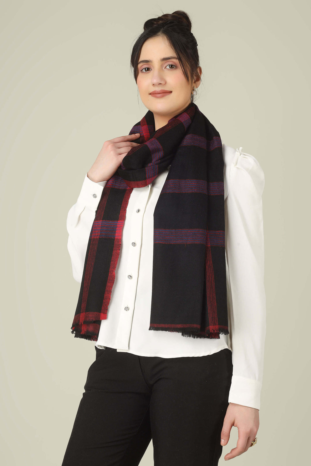 When you shop pashmina online, always look for clear fibre details, origin from Kashmir, and close-up images of the weave and fringes—just like this black check stole