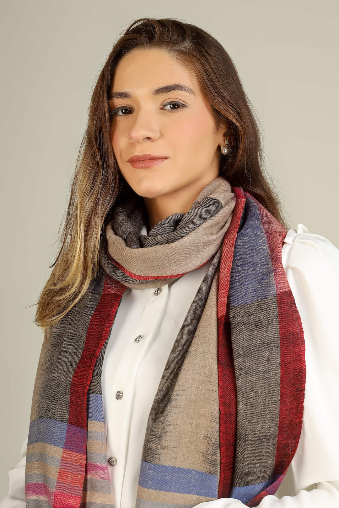 For style lovers searching for pashmina shawls in Canada, this pure Kashmiri pashmina stole is the perfect way to bring the softness of Himalayan fibre into cold-weather city life. Whether you are in Toronto, Vancouver, Montreal, or Calgary, 