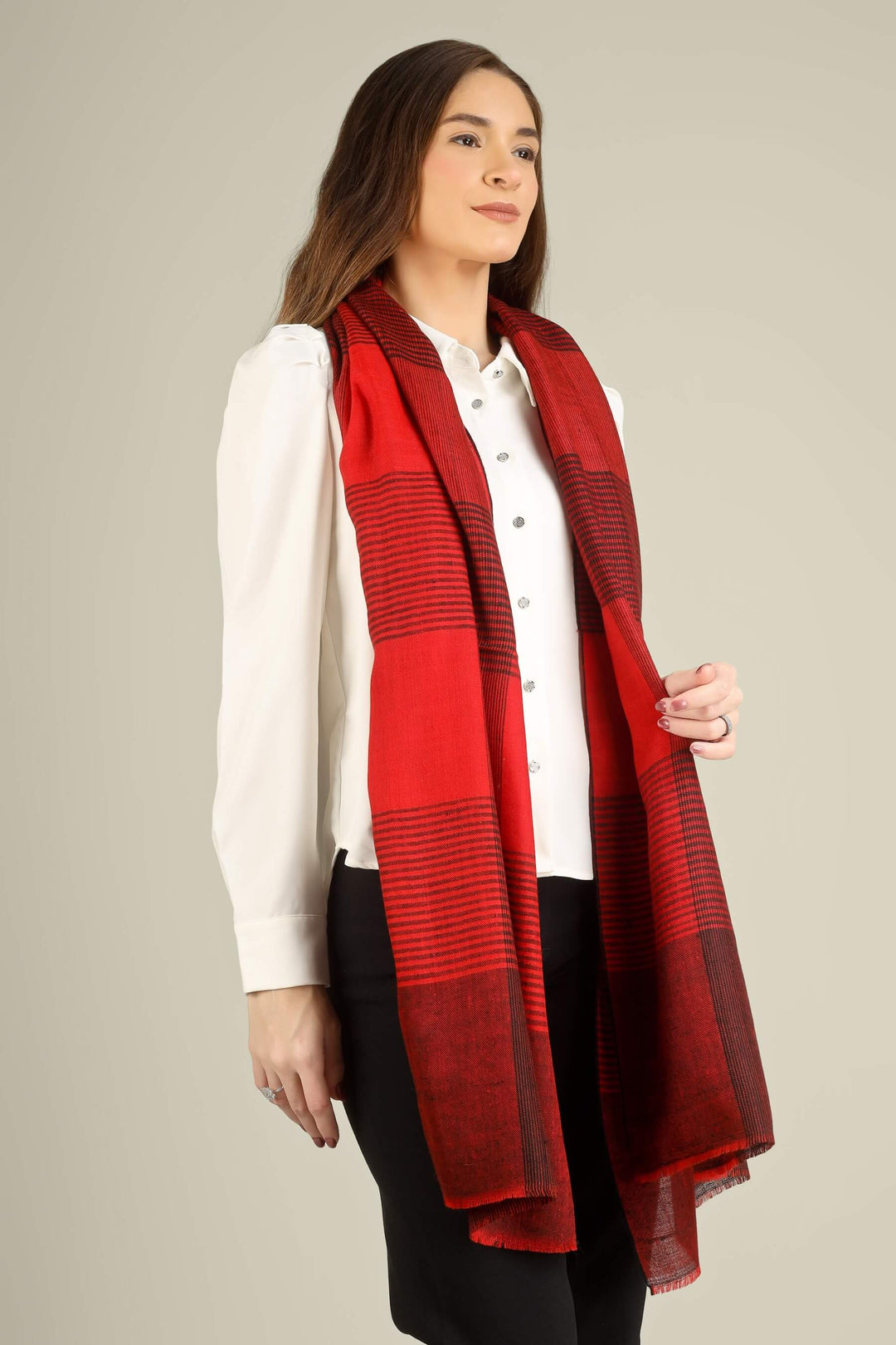 pashmina shawls in Germany, this Kashmiri pashmina stole is a powerful statement piece that transitions easily from Berlin street style to formal events in Munich or Frankfurt