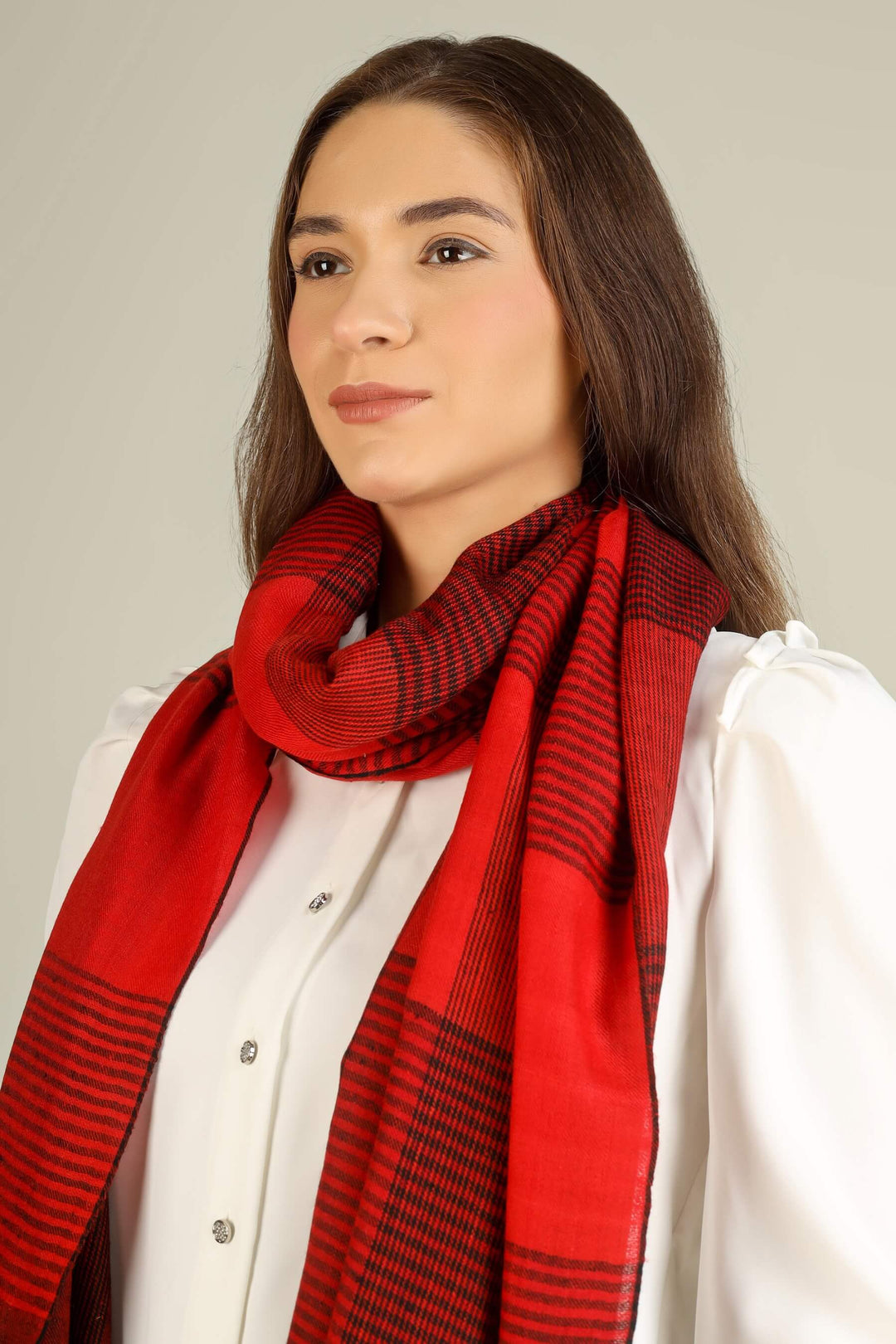 pashmina shawls in Germany, this Kashmiri pashmina stole is a powerful statement piece that transitions easily from Berlin street style to formal events in Munich or Frankfurt