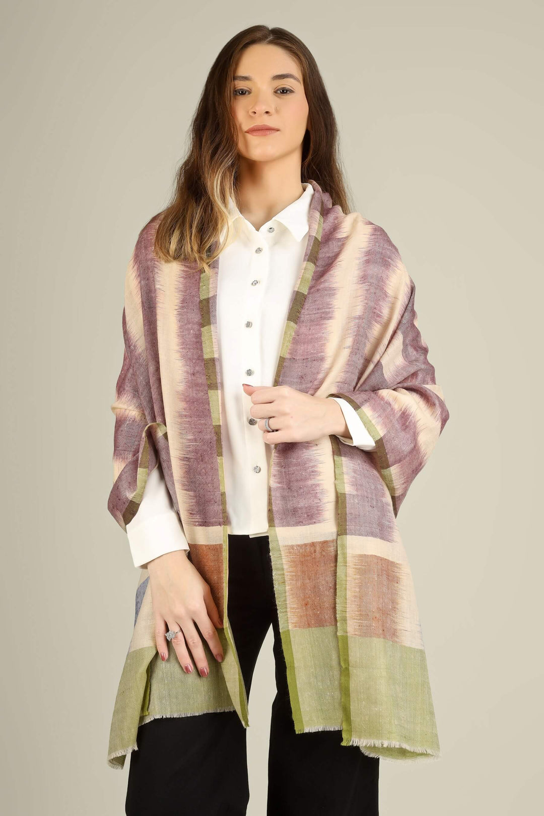  pashmina stole features soft mauve and blush blocks on a warm ivory base, arranged in wide, painterly vertical panels that flatter every skin tone