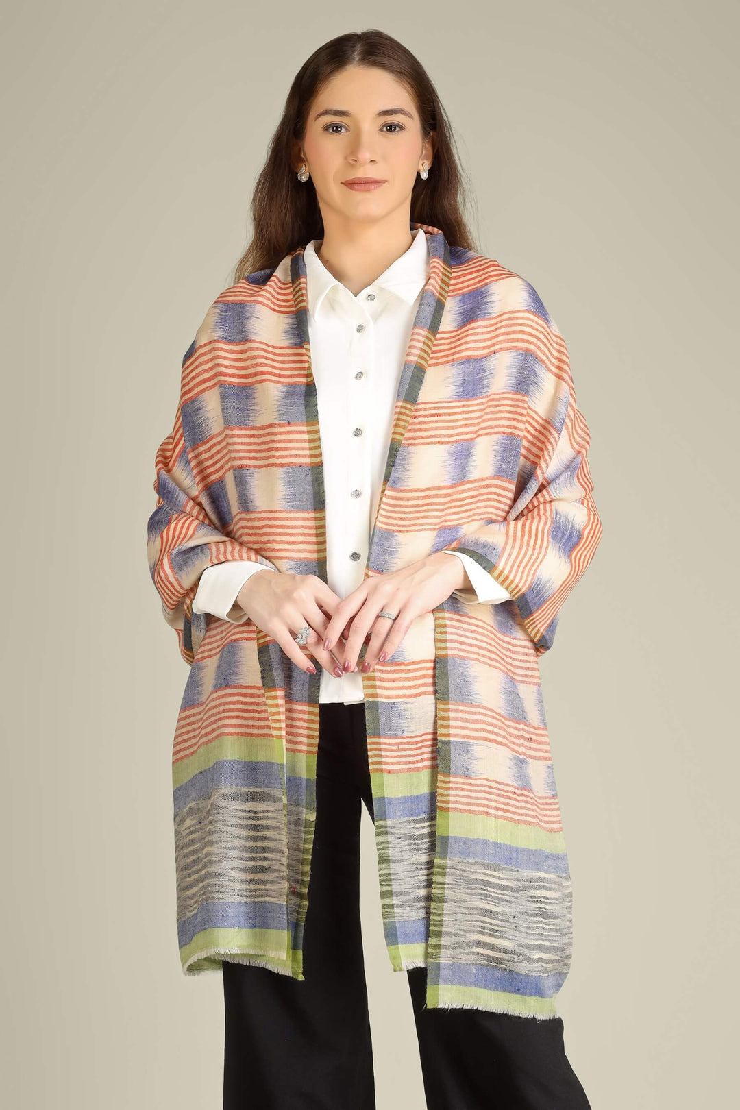 If you’re searching for pashmina shawls in Japan, this stole is a refined choice for minimalist wardrobes—easy to pair with monochrome coats, crisp shirts, and smart travel looks. Style it like a classic kashmir shawl over the shoulders,