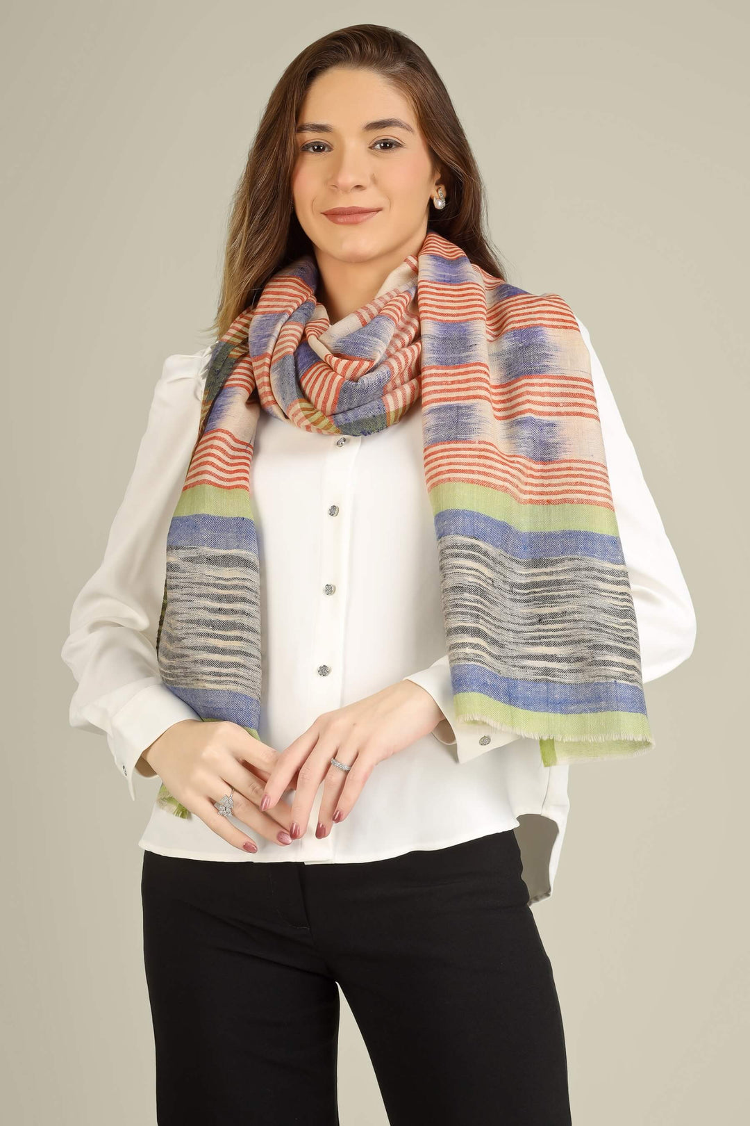 If you’re searching for pashmina shawls in Japan, this stole is a refined choice for minimalist wardrobes—easy to pair with monochrome coats, crisp shirts, and smart travel looks. Style it like a classic kashmir shawl over the shoulders,