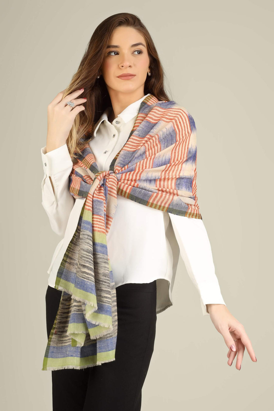 If you’re searching for pashmina shawls in Japan, this stole is a refined choice for minimalist wardrobes—easy to pair with monochrome coats, crisp shirts, and smart travel looks. Style it like a classic kashmir shawl over the shoulders,