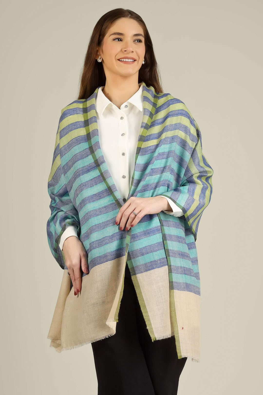 pashmina stoles online in India, this piece delivers authentic Kashmiri craftsmanship with a modern colour story. It works beautifully as an everyday layer for office