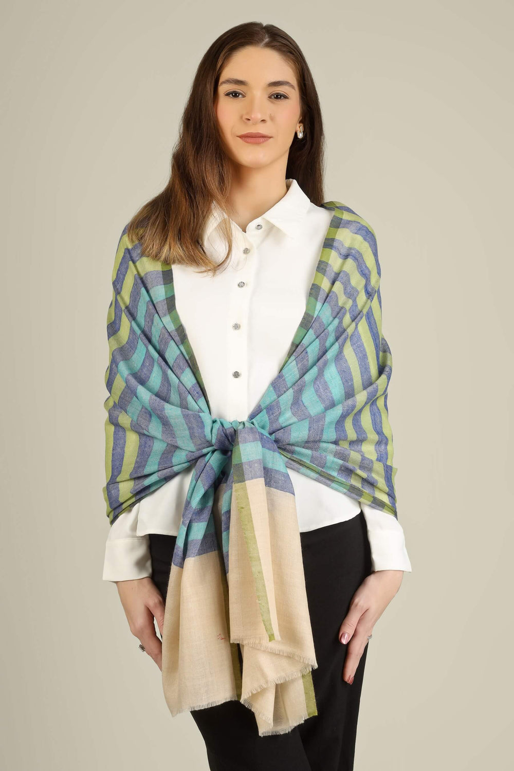 pashmina stoles online in India, this piece delivers authentic Kashmiri craftsmanship with a modern colour story. It works beautifully as an everyday layer for office